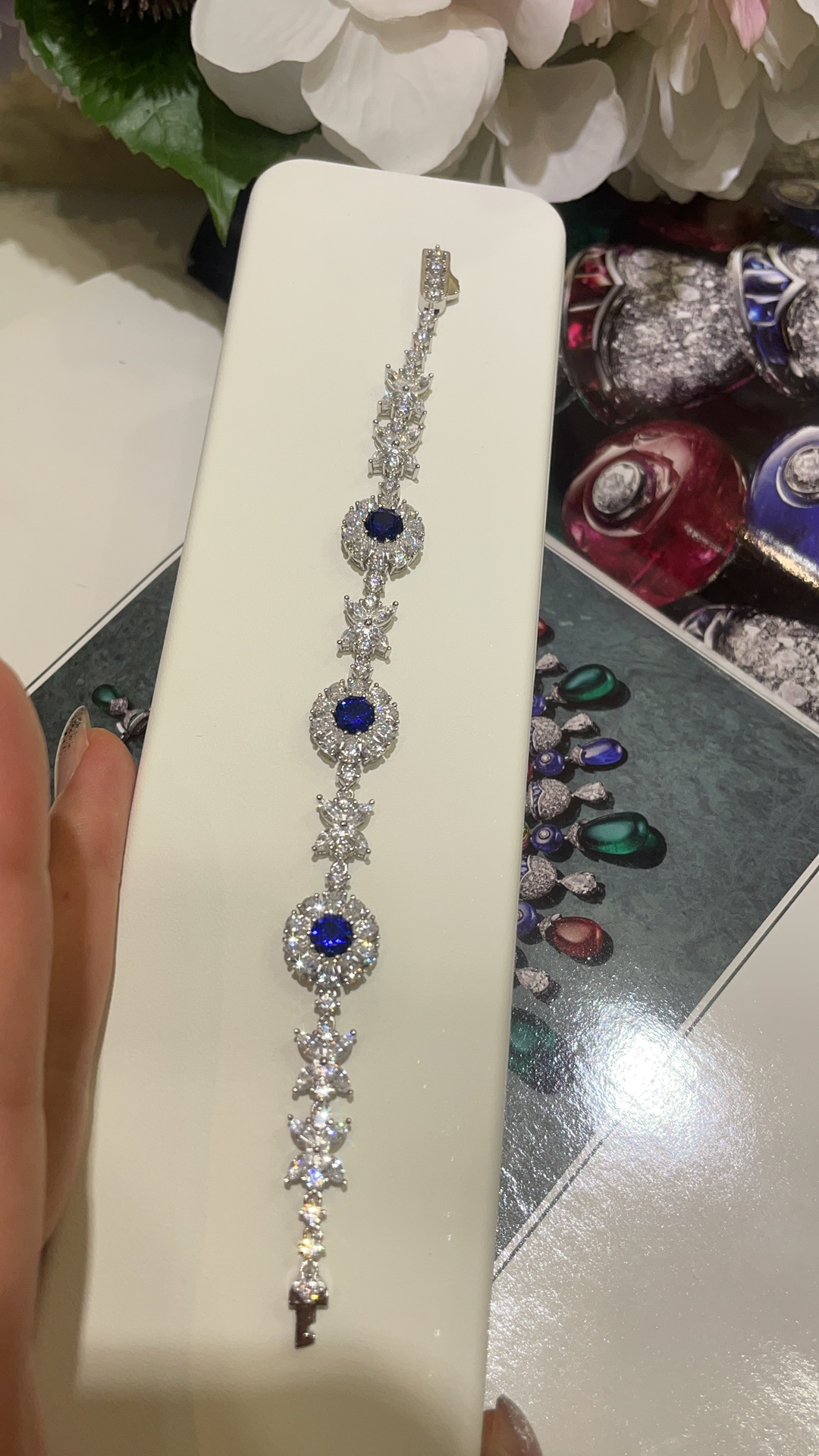 NO:634814,New artificial royal sapphire full diamond bracelet. The dreamy and mysterious royal sapphire vividly displays the exquisite romance. It is irresistibly elegant when worn. Material: s925 sterling silver + artificial sapphire high carbon diamond size 15-16-17-18-19-20cm,,bracelet,pure silver,Cardia high-end jewelry19860909新品人造皇家蓝宝石满钻手链 梦幻感十足的神秘皇家蓝宝石 把精致浪漫展现得淋漓尽致 佩戴上手都是无法抗拒的优雅气质 材质s925纯银+人造蓝宝石高碳钻 size15-16-17-18-19-20cm,,bracelet,pure silver,卡迪亚高端饰品,Jewelry