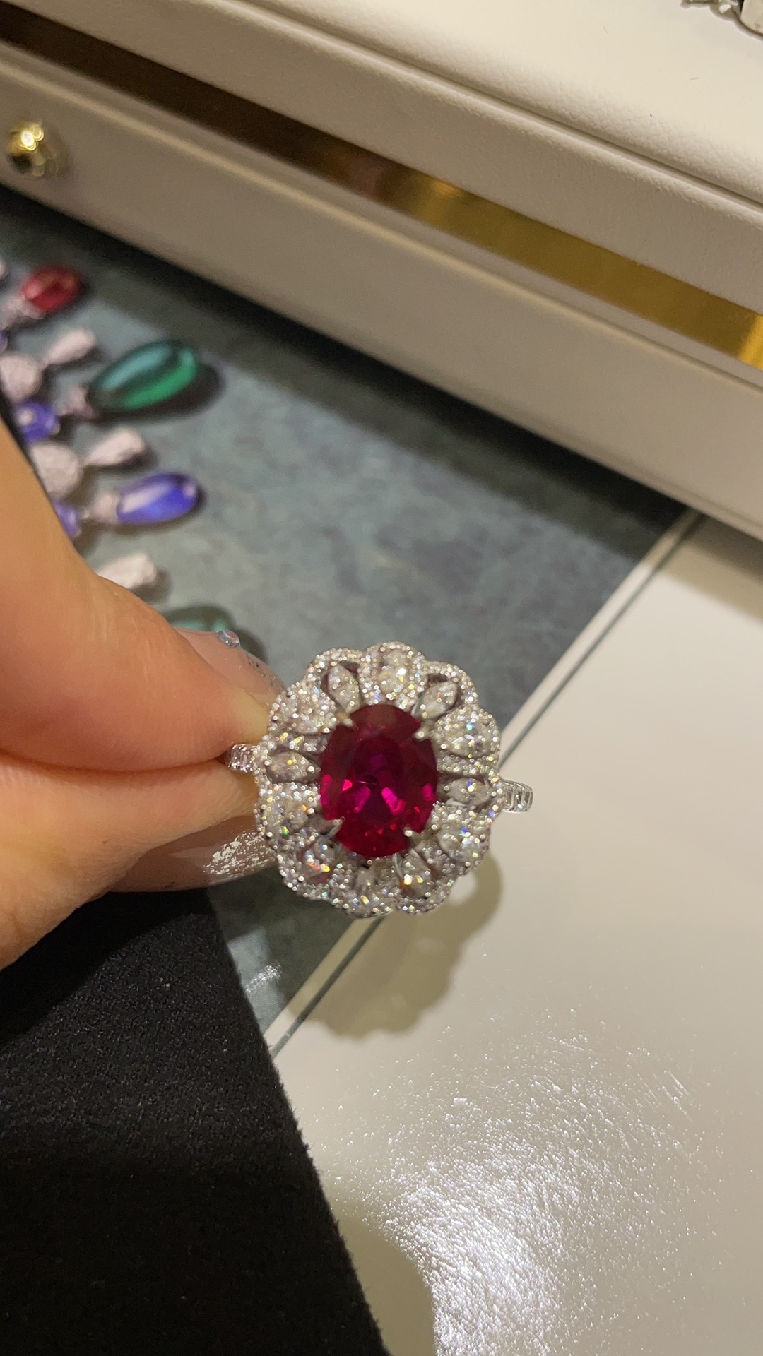 NO:635813,New 2-carat artificial ruby ​​ring. The oval ruby ​​crystal is rich and bright. It is clean and transparent. It is equipped with a diamond-encrusted design. It is classic, elegant and grand. It is super white when worn. Extra points for various occasions. Size US size 6-7-8-9. Silver material, high-carbon diamond ring, Cartier high-end jewelry.19860909新品2克拉人造红宝石戒指 椭圆红宝石晶体浓郁鲜艳 干净通透 搭配满钻围镶设计 经典优雅又大气 上手超级显白 各种场合气质加分 size美码6-7-8-9 银材质高碳钻,,ring,卡迪亚高端饰品,Jewelry