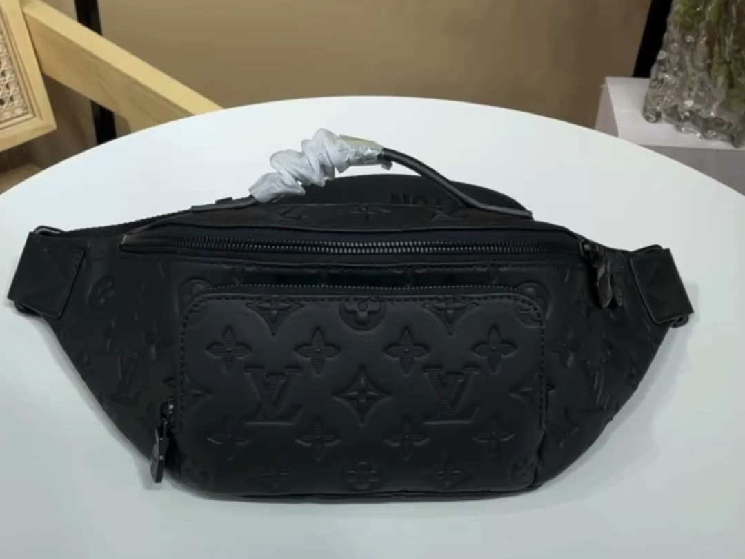 Louis Vuitton [Rush Bumbag waist bag] M47058 black (striped embossed) so beautiful