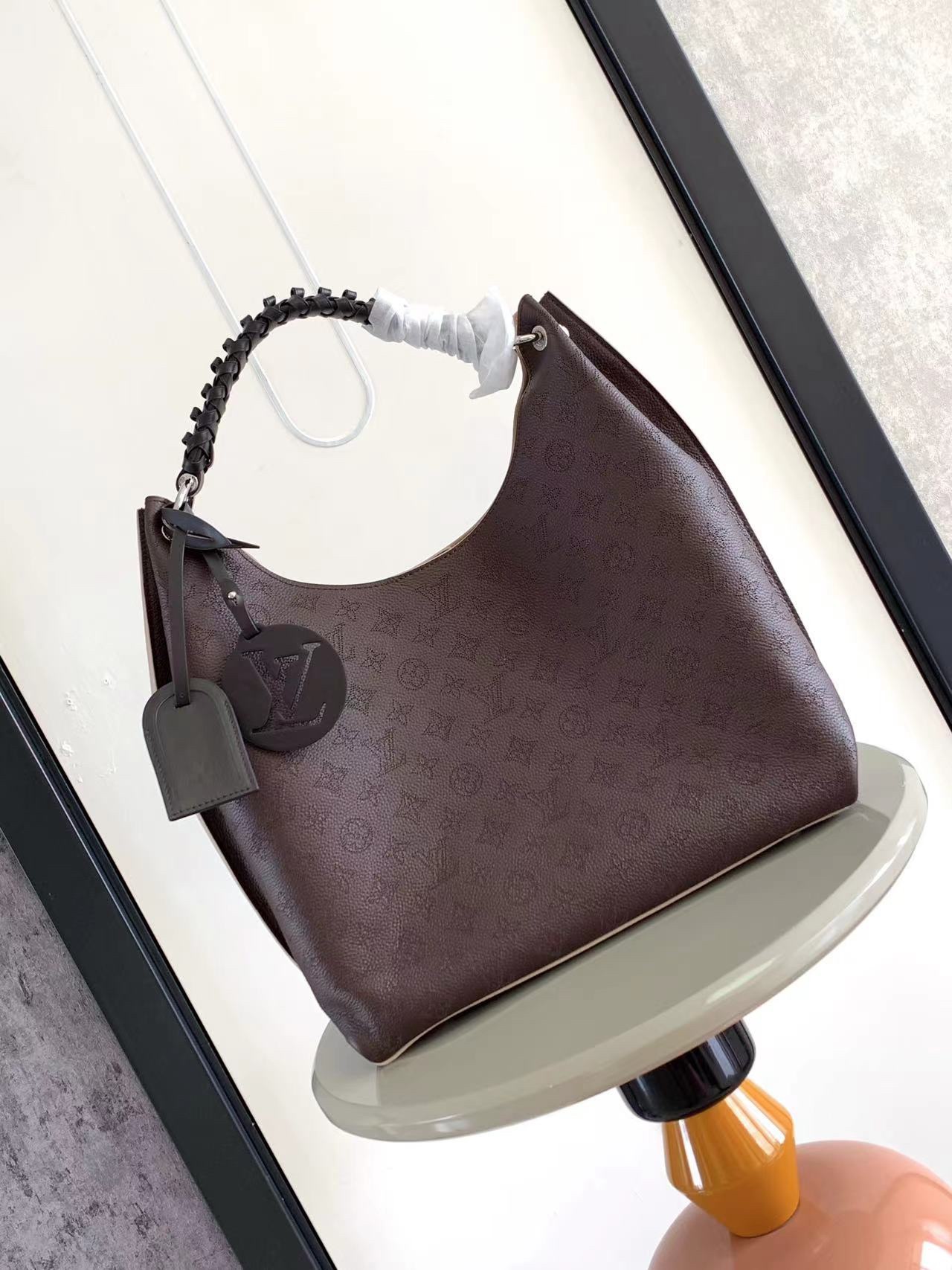 NO:551903,M53188 This bag is made of imported Taurillon calf leather!  Its fashionable silhouette has a youthful atmosphere. The full leather punched braided wrist double tag women's shoulder bag oo [handshake] [handshake] is especially beautiful when casually carried across the shoulder. The oversized shiny palladium copper twist lock seal adds an avant-garde atmosphere. Size 35x40x17cm!  ,,satchels,cowhide19860909M53188 这款包选用进口颗粒Taurillon小牛皮制做而成！其时尚轮廓极具青春气息,全皮冲孔编织手腕双吊牌女士挎包oo[握手][握手]随意斜背在肩上尤为美观,超大尺寸闪亮钯铜扭锁封口,增添前卫气息.尺寸35x40x17cm！,,satchels,cowhide,Bag