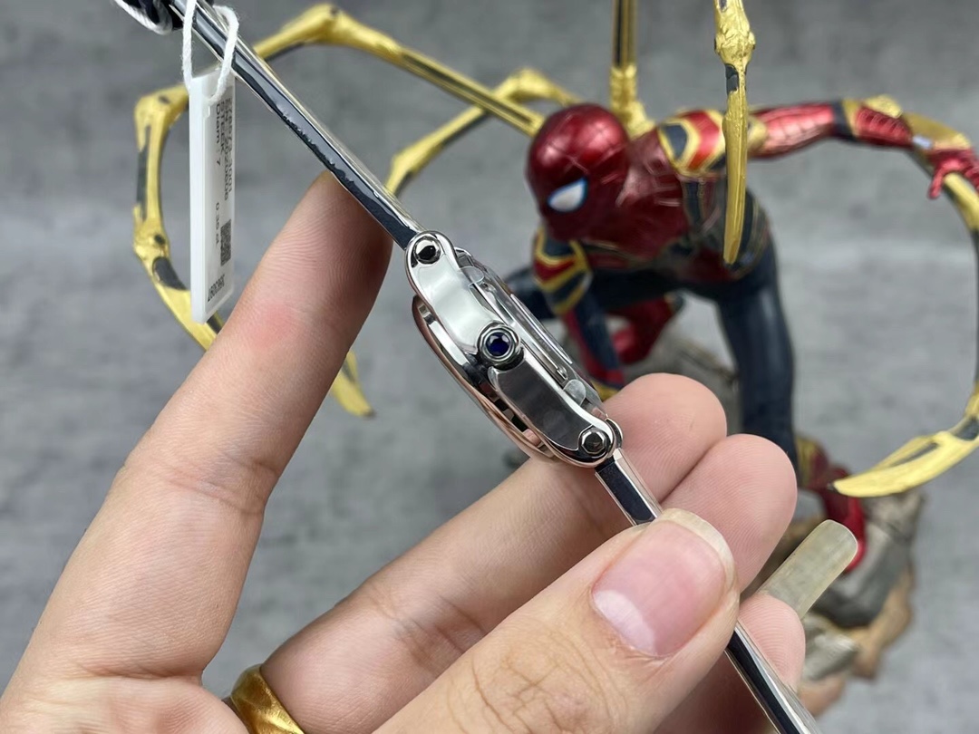 NO:156991,Real shot [Love] Produced by Chopard Professionals Chopard Chopard Happy Five Diamonds 30mm size, 2892 mechanical version Happy Diamond (HAPPY DIAMONDS) As Chopard's most popular and best-selling series, it has always interpreted the concept of Chopard's iconic agile diamonds in delicate ways. This series of works is soft and fashionable. It is said that men wear all over the world and women wear Chopard, and gold (in) and diamonds (earning) are also very good. The diamond balls in the dial can slide freely and rotate, and the time comes to run. The fortune is rolling, making every woman amazed the world with the most charming shape. The Chopard Happy Diamond series brought to you this time is the most distinctive laminated glass diamond of Chopin's most representative watch. It produces spin and is like dancing. It can be said to be a blessing on women's watches. There is a classic watch home with the exception of blue balloons. This Happy  Sport stainless steel watches are fashionable and gentle, with the iconic moving diamonds, smooth and colorful shapes, the dynamic case and modern dial that perfectly reflect Chopard's interpretation of casual style movement is Swiss quartz machine/authentic 2892 mechanical two choice straps, also have to mention the American crocodile leather strap if it is fake.,,chopard,iwc,chopard,crocodile skin19860909实拍 [爱心] 萧邦专邦专业户出品 Chopard肖邦快乐五钻30mm尺寸,2892机械版 快乐钻（HAPPY DIAMONDS）作为萧邦最热门最畅销的系列一直以细腻的手法诠释萧邦标志性灵动钻石的概念,此系列作品柔美而时尚,都说男戴万国女戴萧邦 有金（进）有钻（赚）寓意也很好.表盘内的钻石滚珠可自由滑行转动,时来运转 财运滚滚,让每一位女性都以最迷人的造型惊艳世人.这次给大家带来的萧邦快乐钻系列是肖邦旗下最具代表性的腕表最有特色的夹层玻璃的钻石 产生自旋 犹如舞蹈 在女表上可以说是福音 多了一款蓝气球除外的经典腕表之家这款Happy Sport精钢腕表时尚而温婉标志性的活动钻石欢快舞动、流光溢彩造型流畅、极具动感的表壳和富有现代感的表盘完美体现萧邦对休闲风格的诠释机芯为瑞士石英机/正品同款2892机械两种选择表带同样不得不提美洲鳄鱼皮表带如假包退.,,chopard,iwc,chopard,crocodile skin,Watch