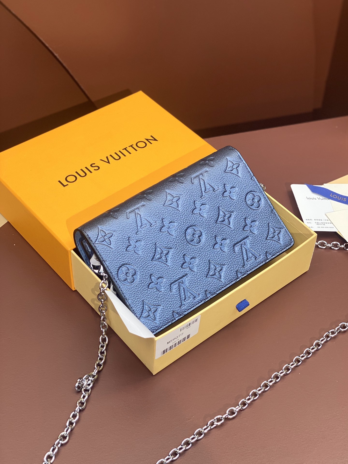 M59077电光蓝色!CHAIN钱夹由柔软的MonogramEmpreinte皮革精心裁制而成适合携带日