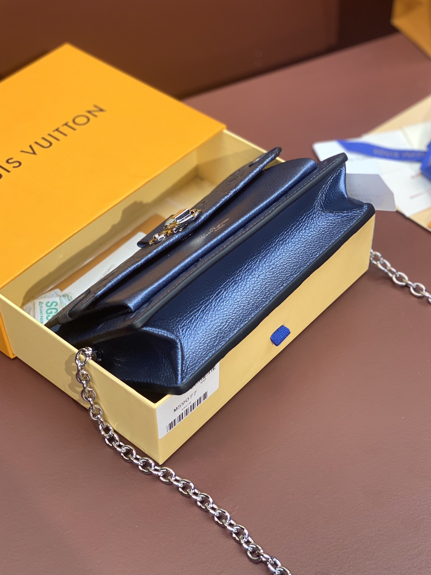 M59077电光蓝色!CHAIN钱夹由柔软的MonogramEmpreinte皮革精心裁制而成适合携带日
