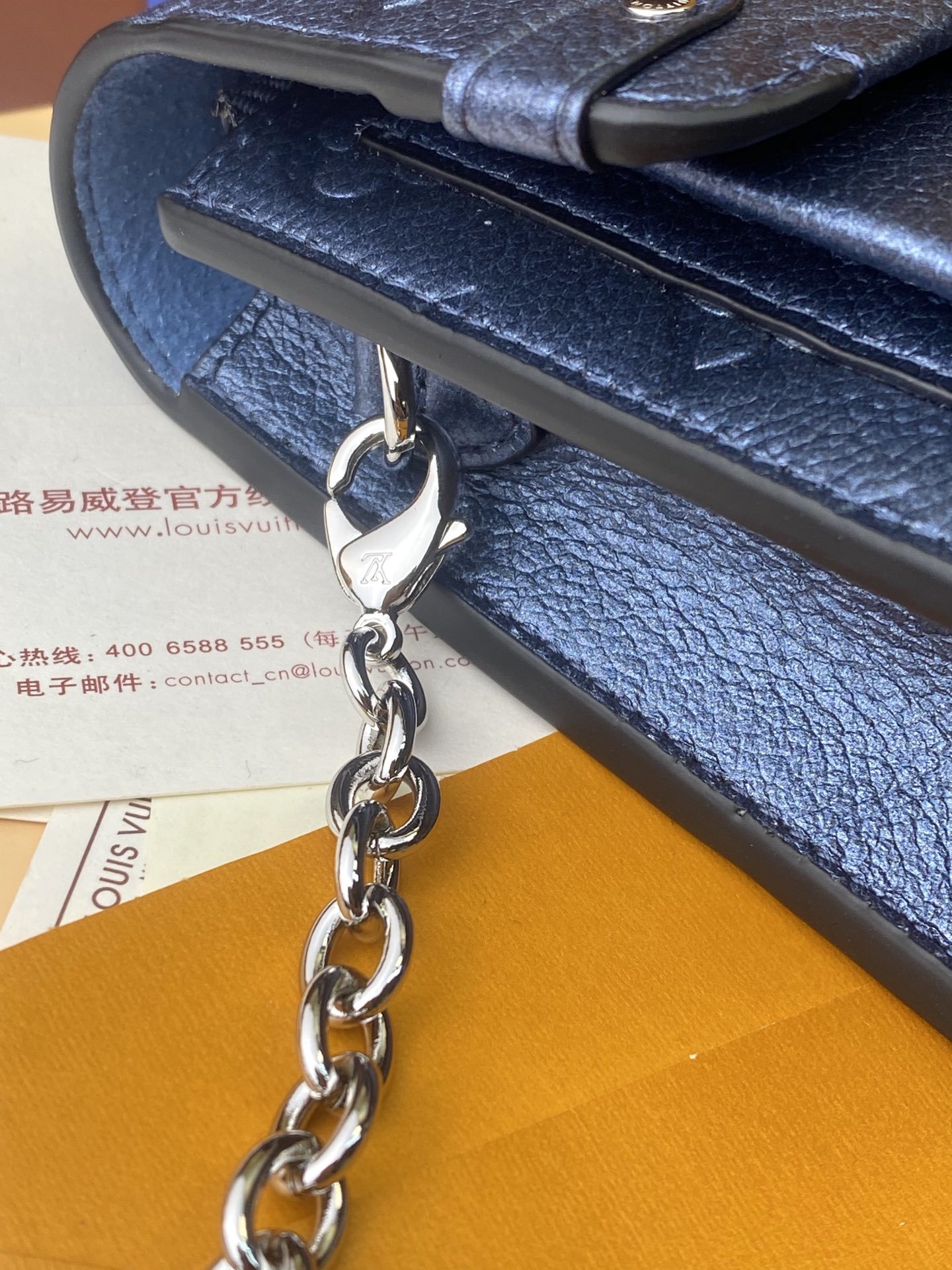 M59077电光蓝色!CHAIN钱夹由柔软的MonogramEmpreinte皮革精心裁制而成适合携带日