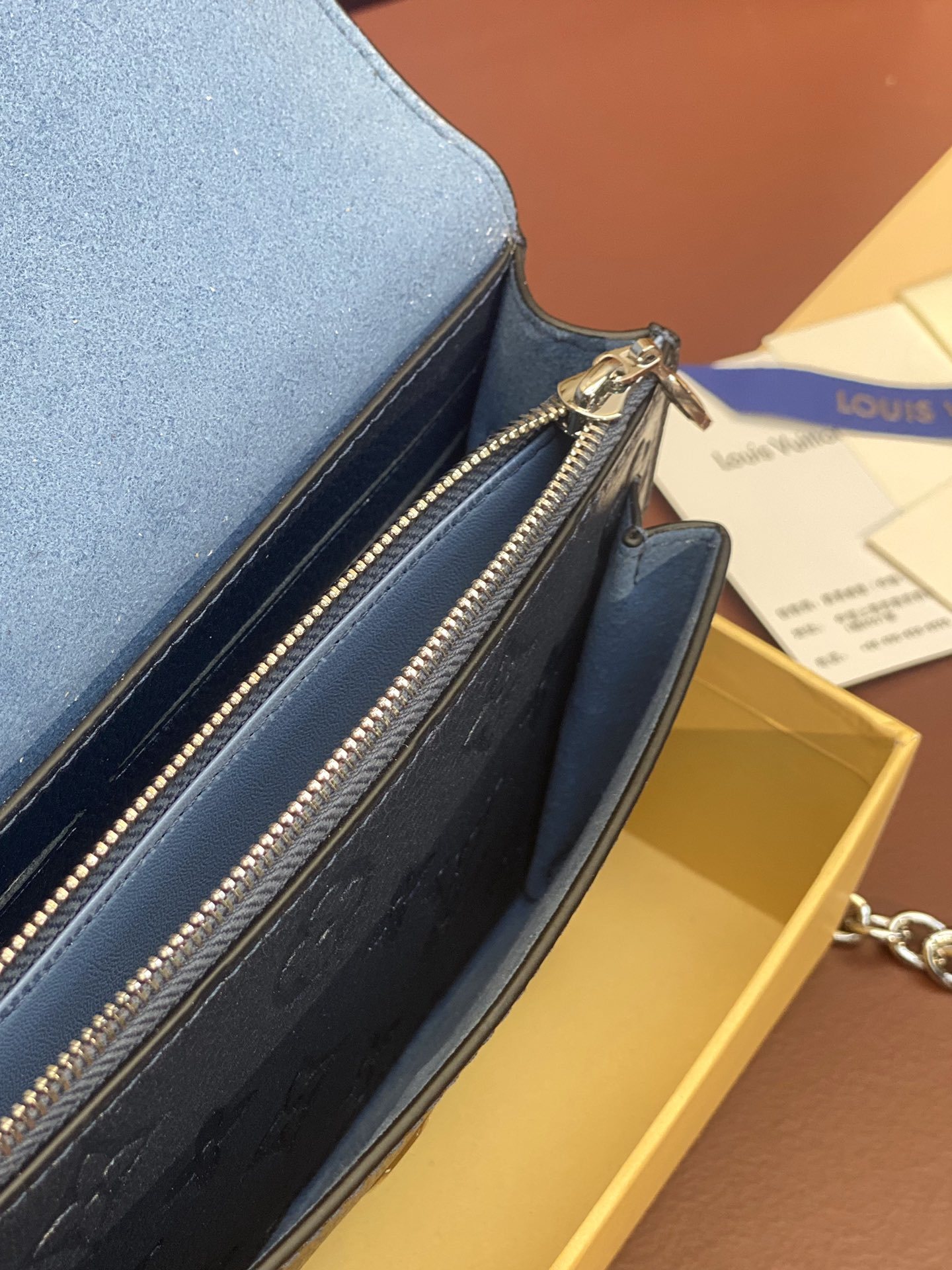 M59077电光蓝色!CHAIN钱夹由柔软的MonogramEmpreinte皮革精心裁制而成适合携带日