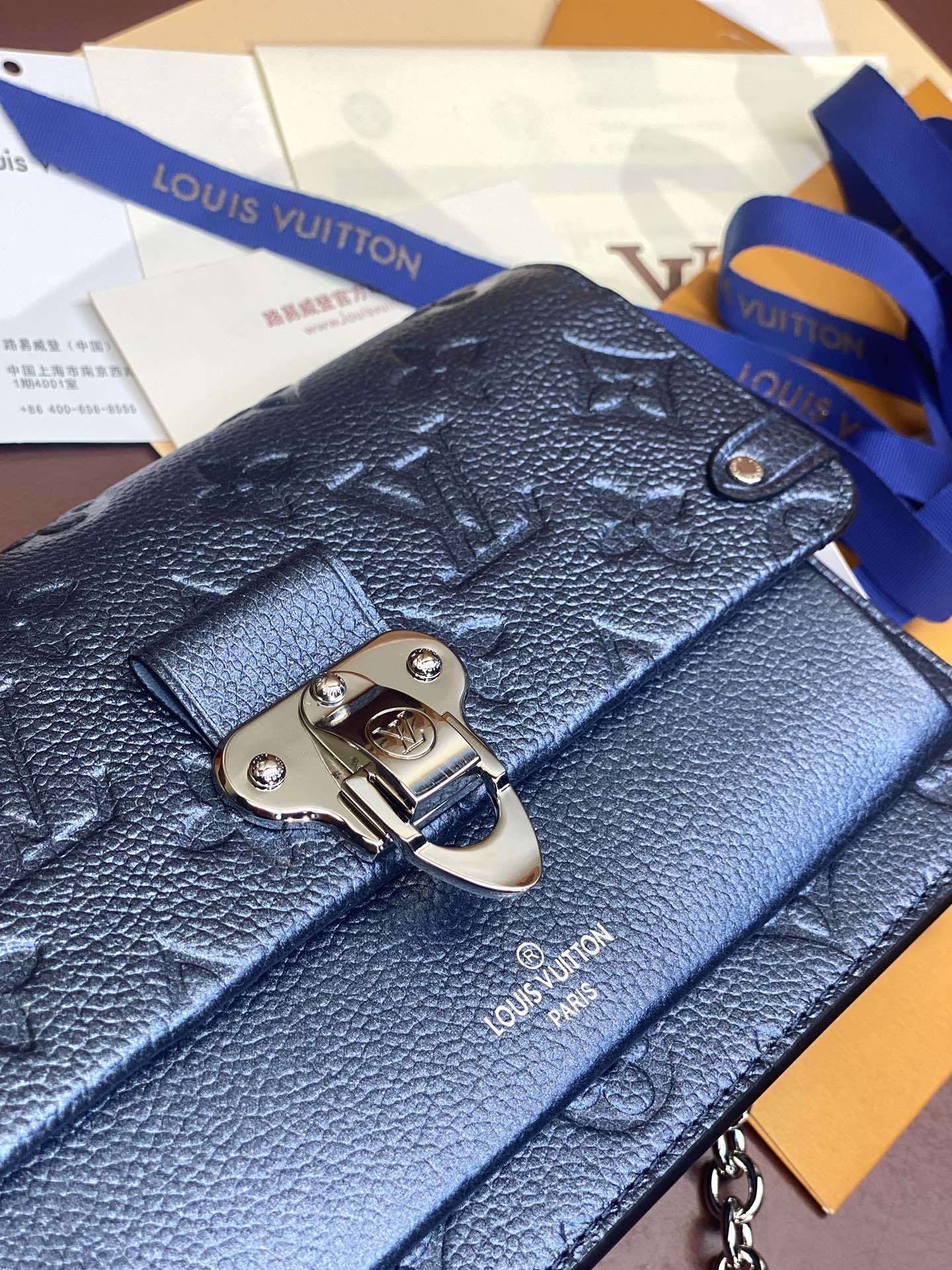 M59077电光蓝色!CHAIN钱夹由柔软的MonogramEmpreinte皮革精心裁制而成适合携带日