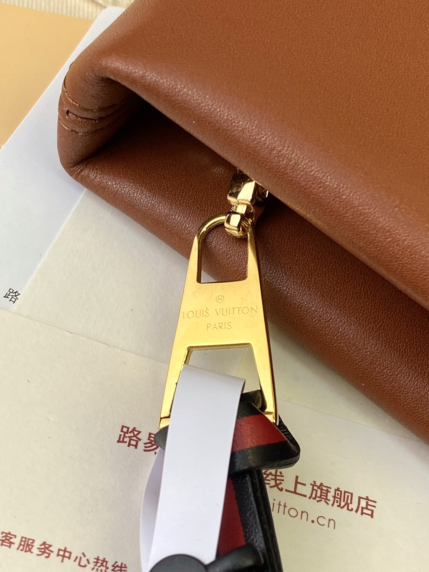 M64035土黄！此款延承都市包袋的休闲设计风格此款全新PochetteTuileries钱夹拥有多样的