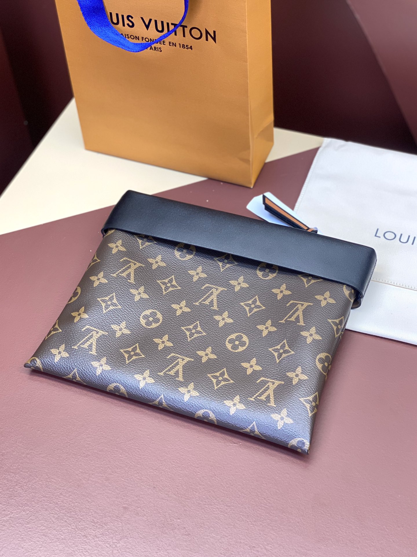 M64035黑色！此款延承都市包袋的休闲设计风格此款全新PochetteTuileries钱夹拥有多样的