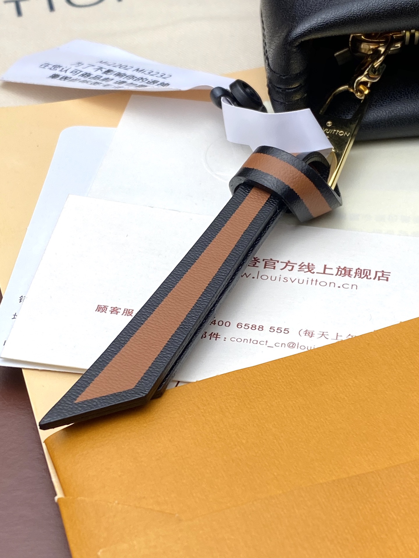 M64035黑色！此款延承都市包袋的休闲设计风格此款全新PochetteTuileries钱夹拥有多样的
