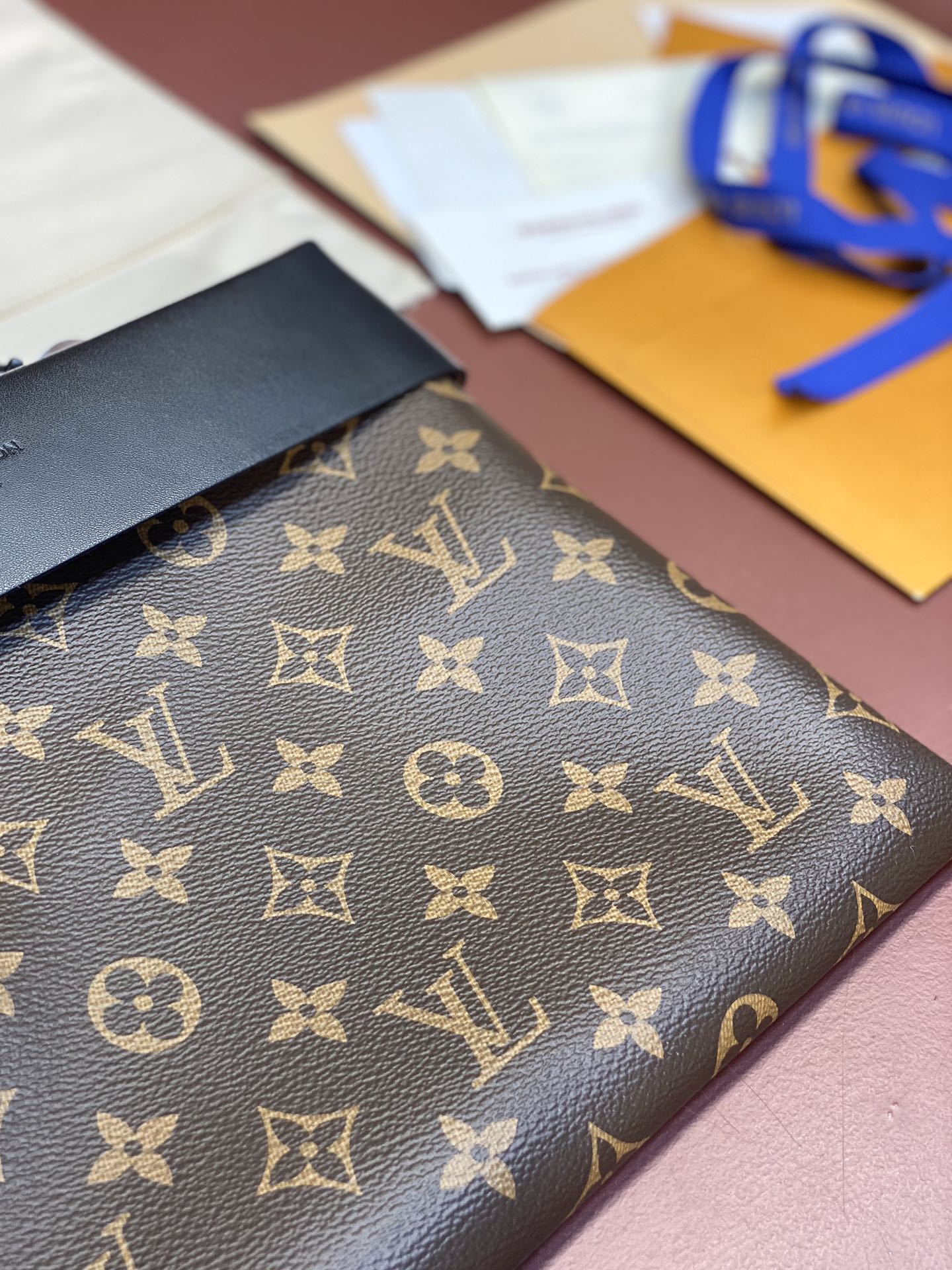 M64035黑色！此款延承都市包袋的休闲设计风格此款全新PochetteTuileries钱夹拥有多样的