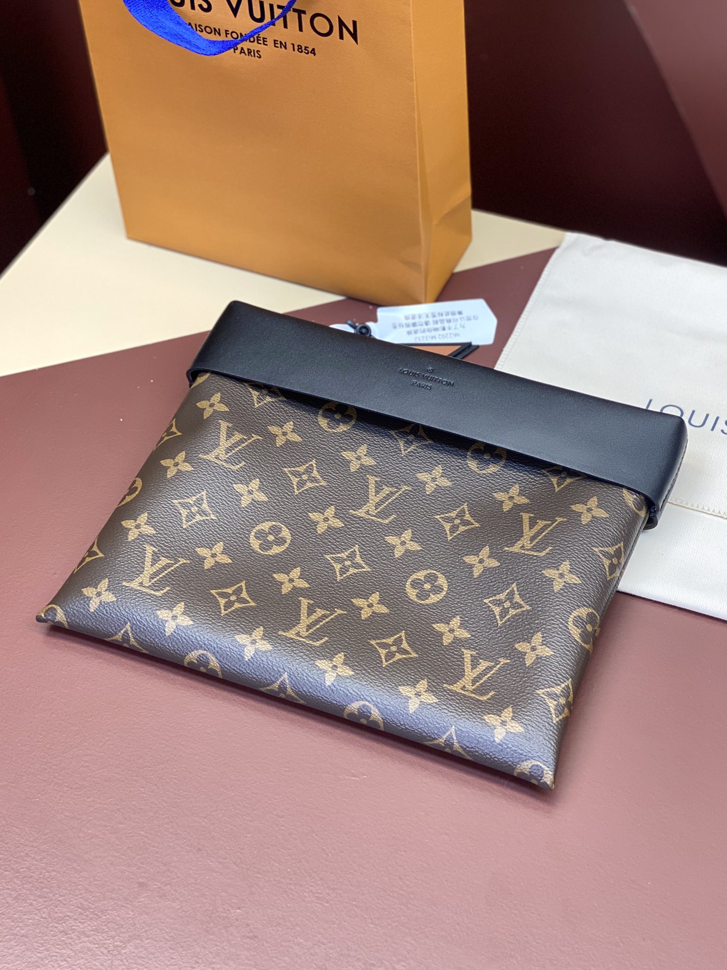 M64035黑色！此款延承都市包袋的休闲设计风格此款全新PochetteTuileries钱夹拥有多样的