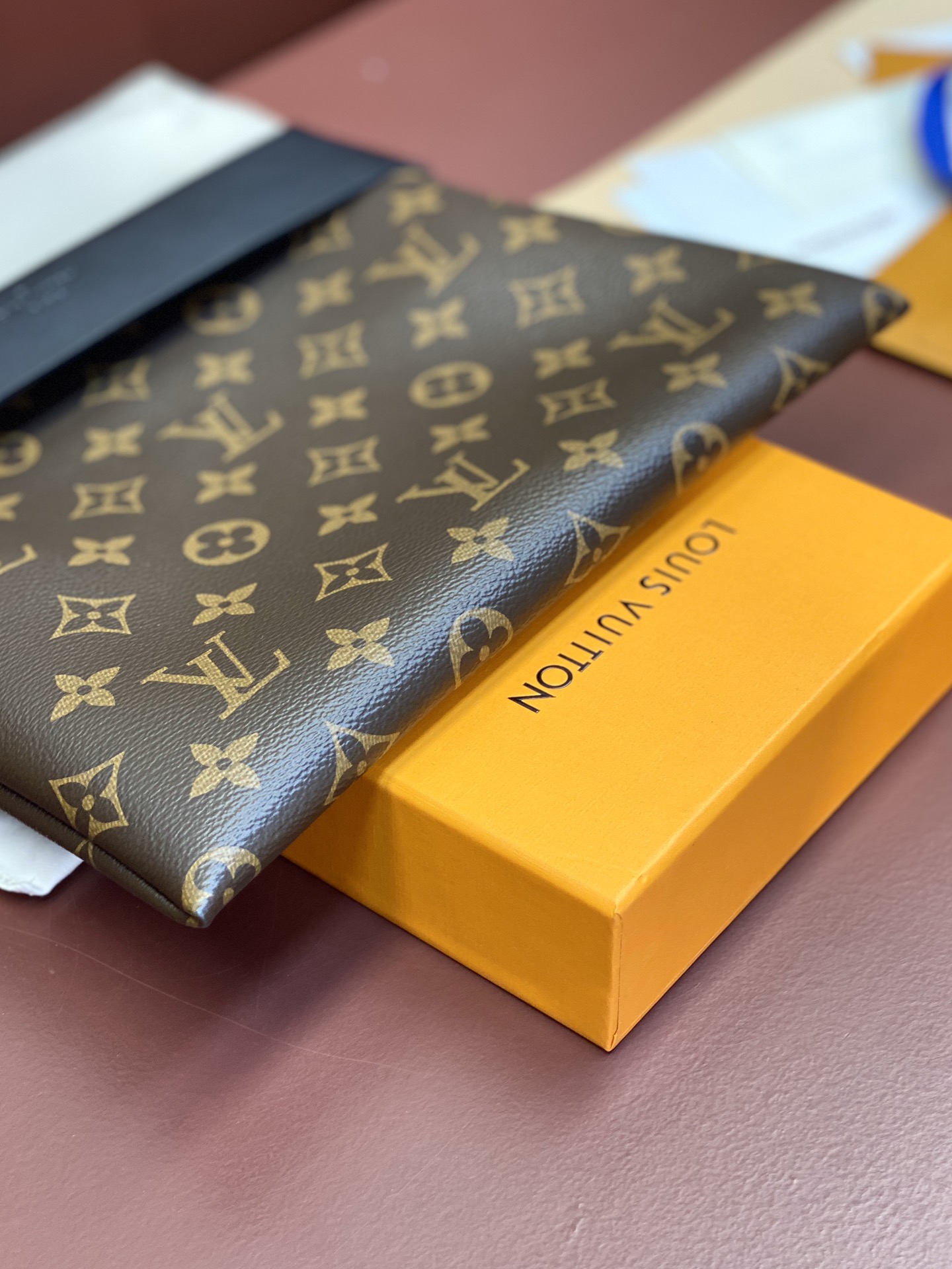 M64035黑色！此款延承都市包袋的休闲设计风格此款全新PochetteTuileries钱夹拥有多样的