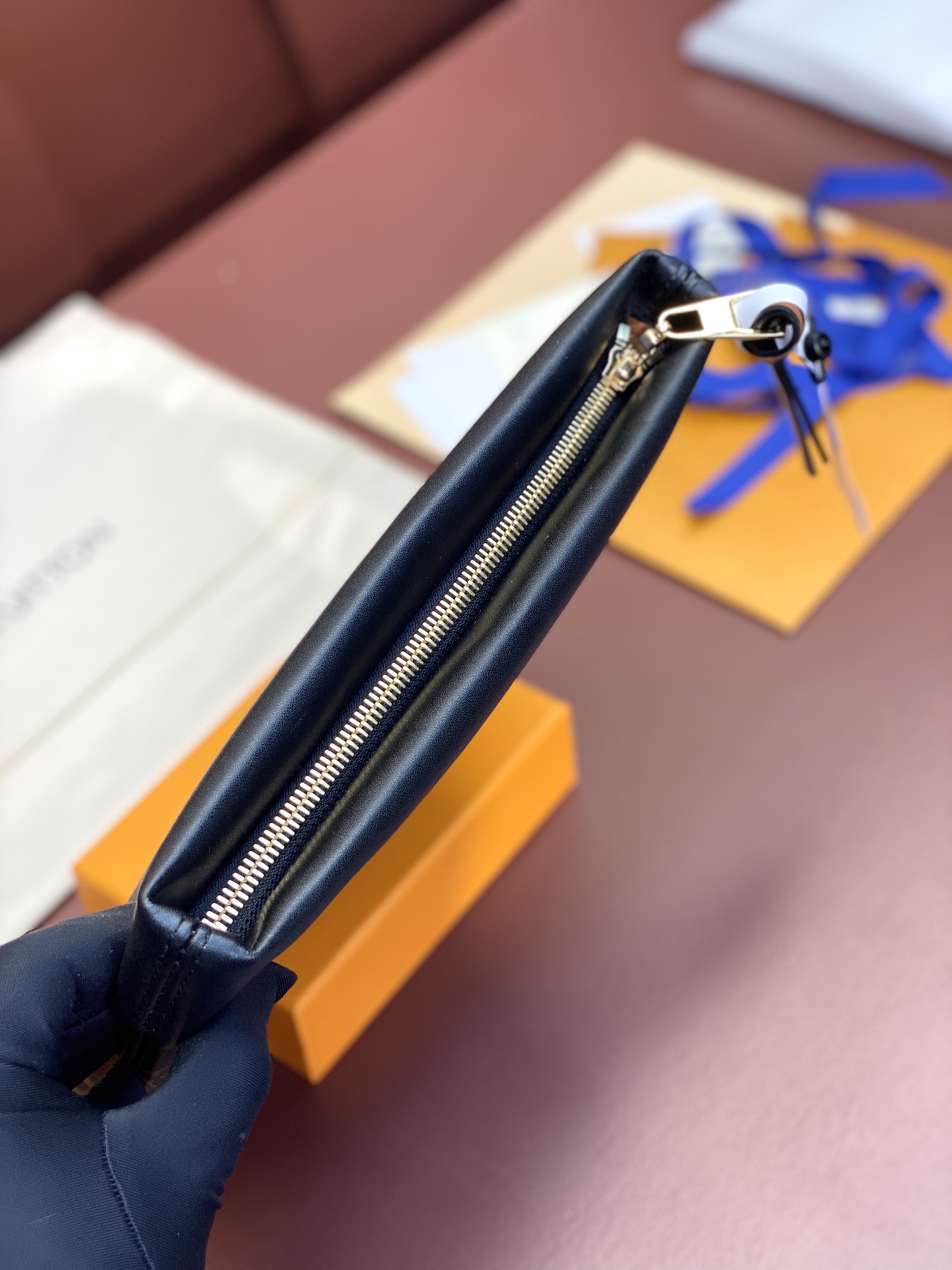 M64035黑色！此款延承都市包袋的休闲设计风格此款全新PochetteTuileries钱夹拥有多样的