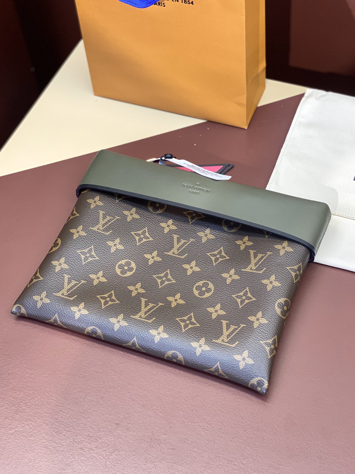 M64034绿色！此款延承都市包袋的休闲设计风格此款全新PochetteTuileries钱夹拥有多样的