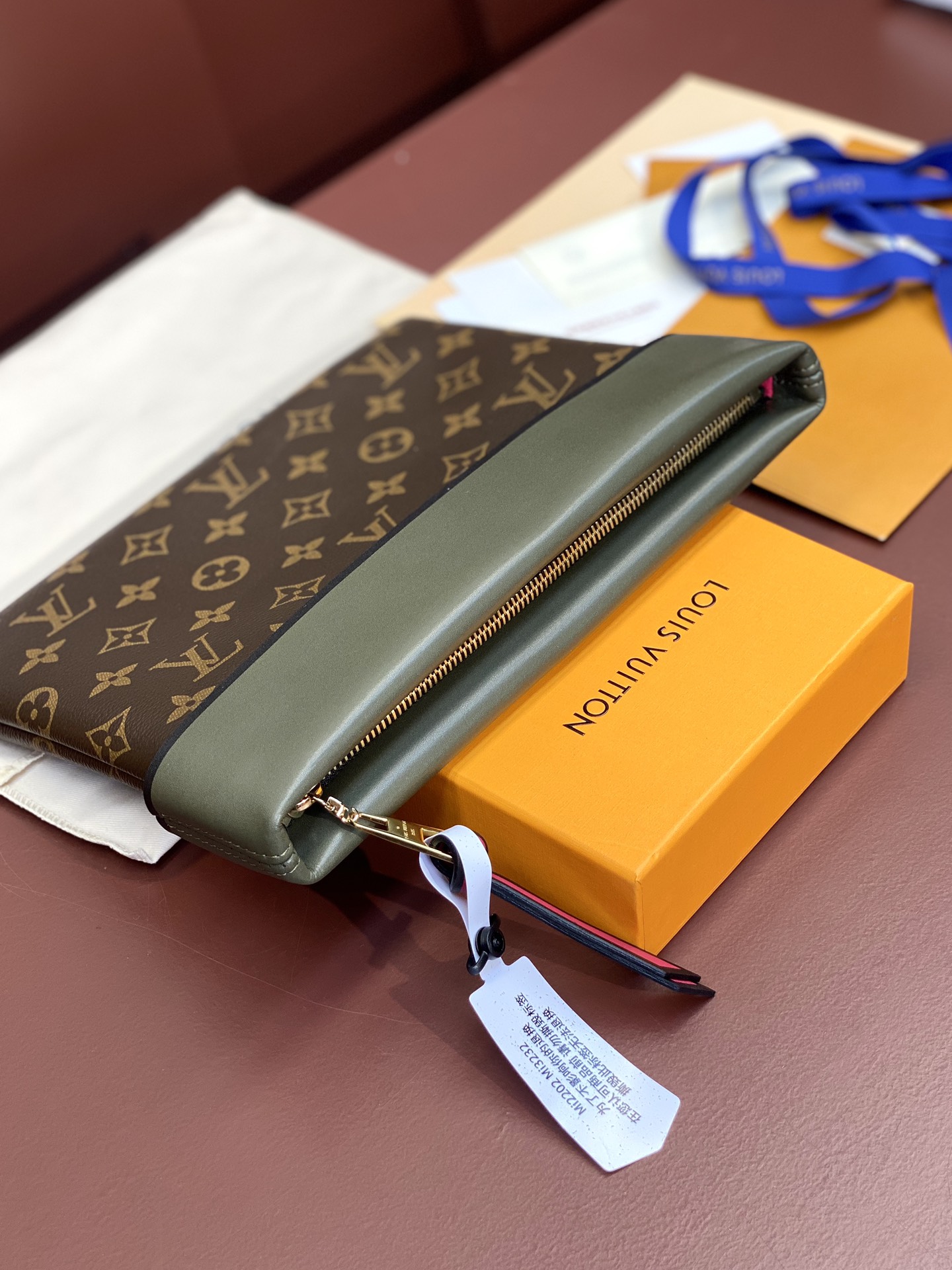 M64034绿色！此款延承都市包袋的休闲设计风格此款全新PochetteTuileries钱夹拥有多样的