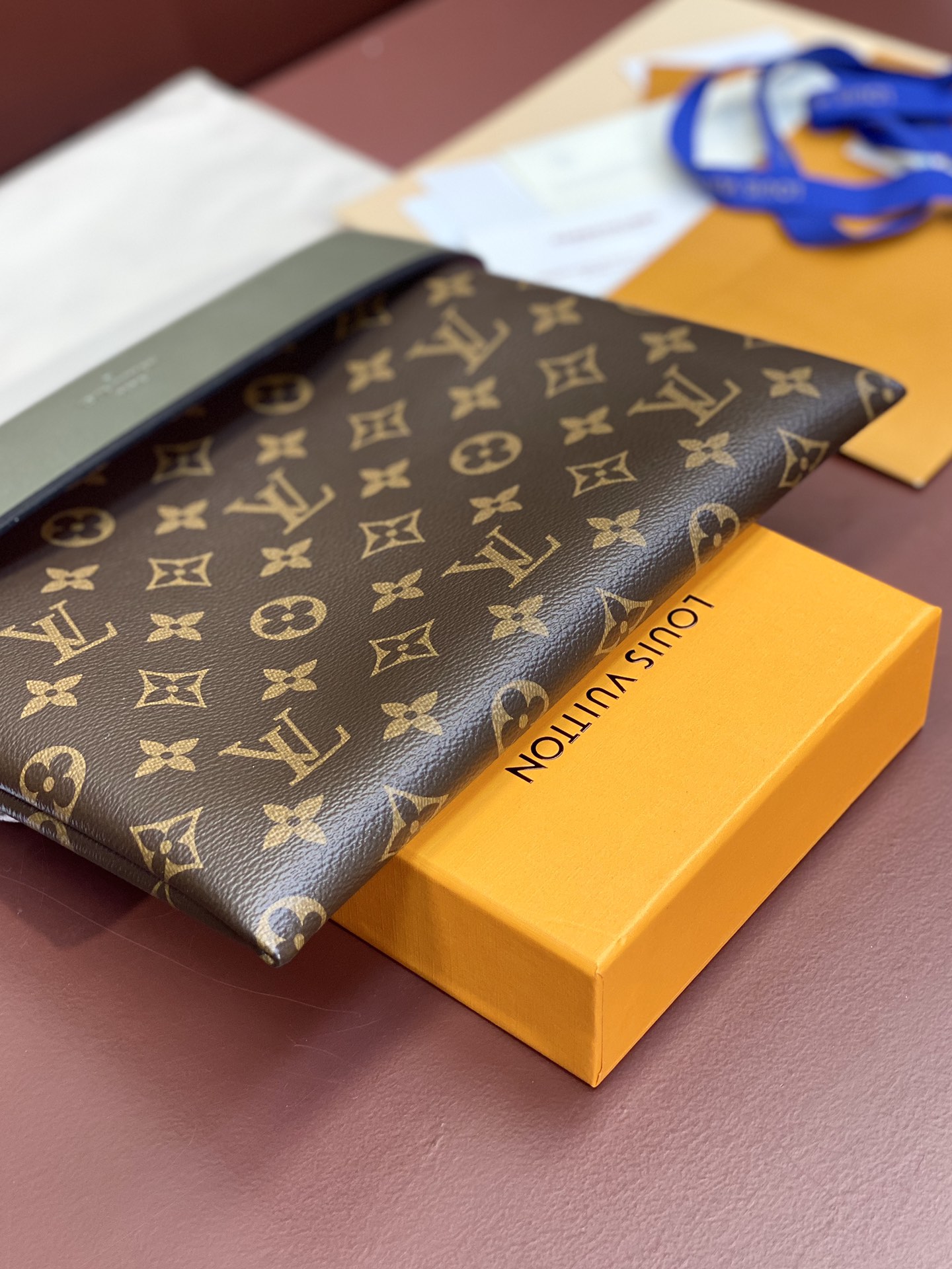 M64034绿色！此款延承都市包袋的休闲设计风格此款全新PochetteTuileries钱夹拥有多样的