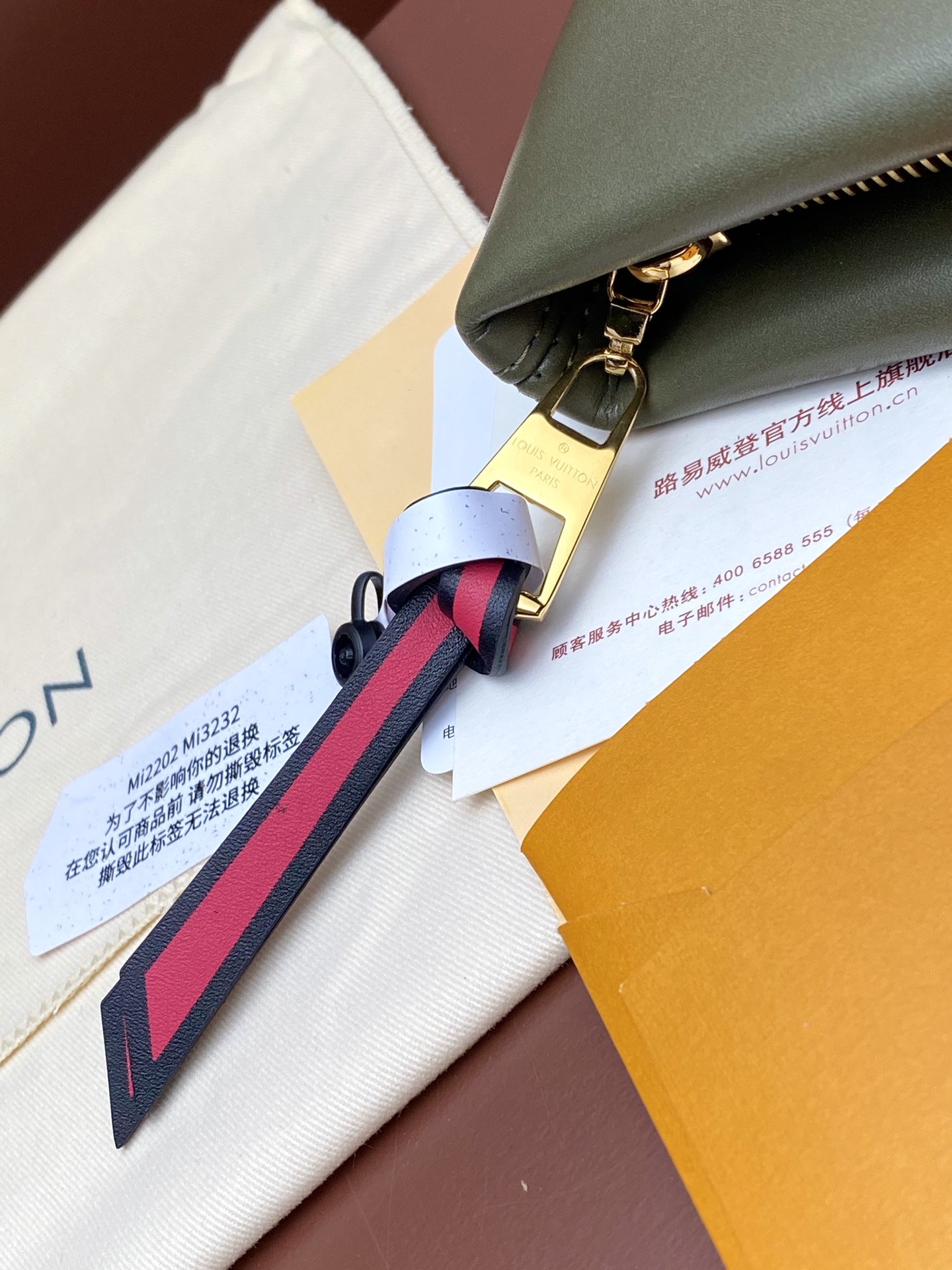 M64034绿色！此款延承都市包袋的休闲设计风格此款全新PochetteTuileries钱夹拥有多样的