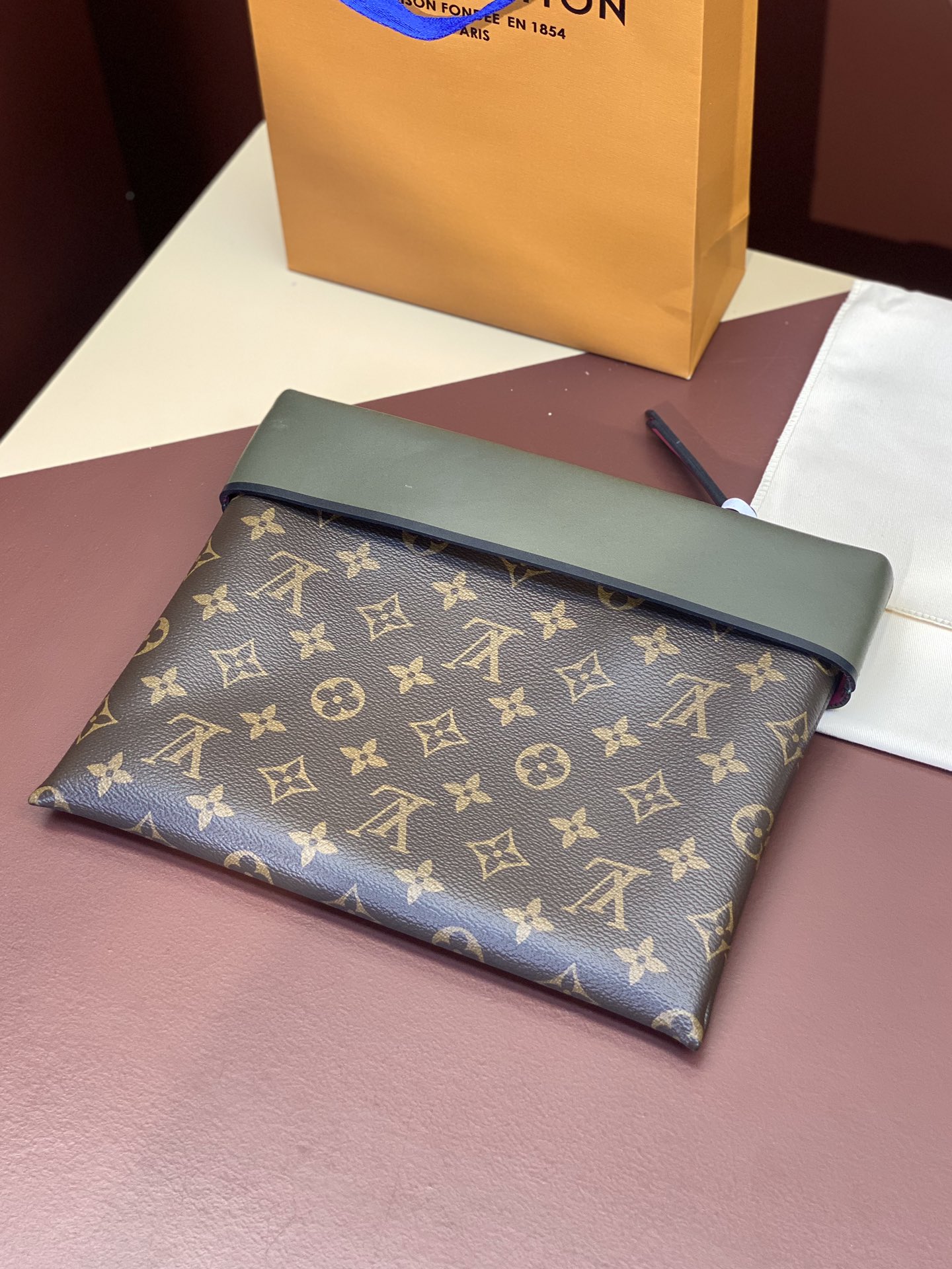 M64034绿色！此款延承都市包袋的休闲设计风格此款全新PochetteTuileries钱夹拥有多样的