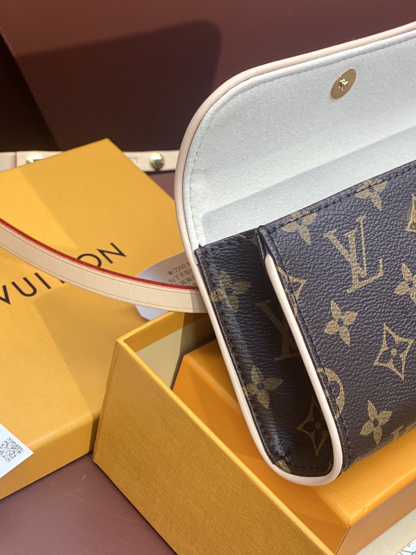 M51855小号!monogram老花腰包胸包手拿包这个夏天最喜爱的一款非它莫属多种背法可以直接当腰包也