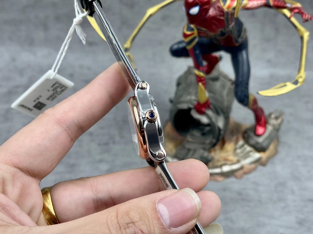 NO:156994,Real shot [Love] Produced by Chopard Professionals Chopard Chopard Happy Five Diamonds 30mm size, 2892 mechanical version Happy Diamond (HAPPY DIAMONDS) As Chopard's most popular and best-selling series, it has always interpreted the concept of Chopard's iconic agile diamonds in delicate ways. This series of works is soft and fashionable. It is said that men wear all over the world and women wear Chopard, and gold (in) and diamonds (earning) are also very good. The diamond balls in the dial can slide freely and rotate, and the time comes to run. The fortune is rolling, making every woman amazed the world with the most charming shape. The Chopard Happy Diamond series brought to you this time is the most distinctive laminated glass diamond of Chopin's most representative watch. It produces spin and is like dancing. It can be said to be a blessing on women's watches. There is a classic watch home with the exception of blue balloons. This Happy  Sport stainless steel watches are fashionable and gentle, with the iconic moving diamonds, smooth and colorful shapes, the dynamic case and modern dial that perfectly reflect Chopard's interpretation of casual style movement is Swiss quartz machine/authentic 2892 mechanical two choices. Both straps have to be mentioned. Crocodile leather straps are like fake bags.,,chopard,iwc,chopard,crocodile skin19860909实拍 [爱心] 萧邦专邦专业户出品 Chopard肖邦快乐五钻30mm尺寸,2892机械版 快乐钻（HAPPY DIAMONDS）作为萧邦最热门最畅销的系列一直以细腻的手法诠释萧邦标志性灵动钻石的概念,此系列作品柔美而时尚,都说男戴万国女戴萧邦 有金（进）有钻（赚）寓意也很好.表盘内的钻石滚珠可自由滑行转动,时来运转 财运滚滚,让每一位女性都以最迷人的造型惊艳世人.这次给大家带来的萧邦快乐钻系列是肖邦旗下最具代表性的腕表最有特色的夹层玻璃的钻石 产生自旋 犹如舞蹈 在女表上可以说是福音 多了一款蓝气球除外的经典腕表之家这款Happy Sport精钢腕表时尚而温婉标志性的活动钻石欢快舞动、流光溢彩造型流畅、极具动感的表壳和富有现代感的表盘完美体现萧邦对休闲风格的诠释机芯为瑞士石英机/正品同款2892机械两种选择表带同样不得不提鳄鱼皮表带如假包退.,,chopard,iwc,chopard,crocodile skin,Watch