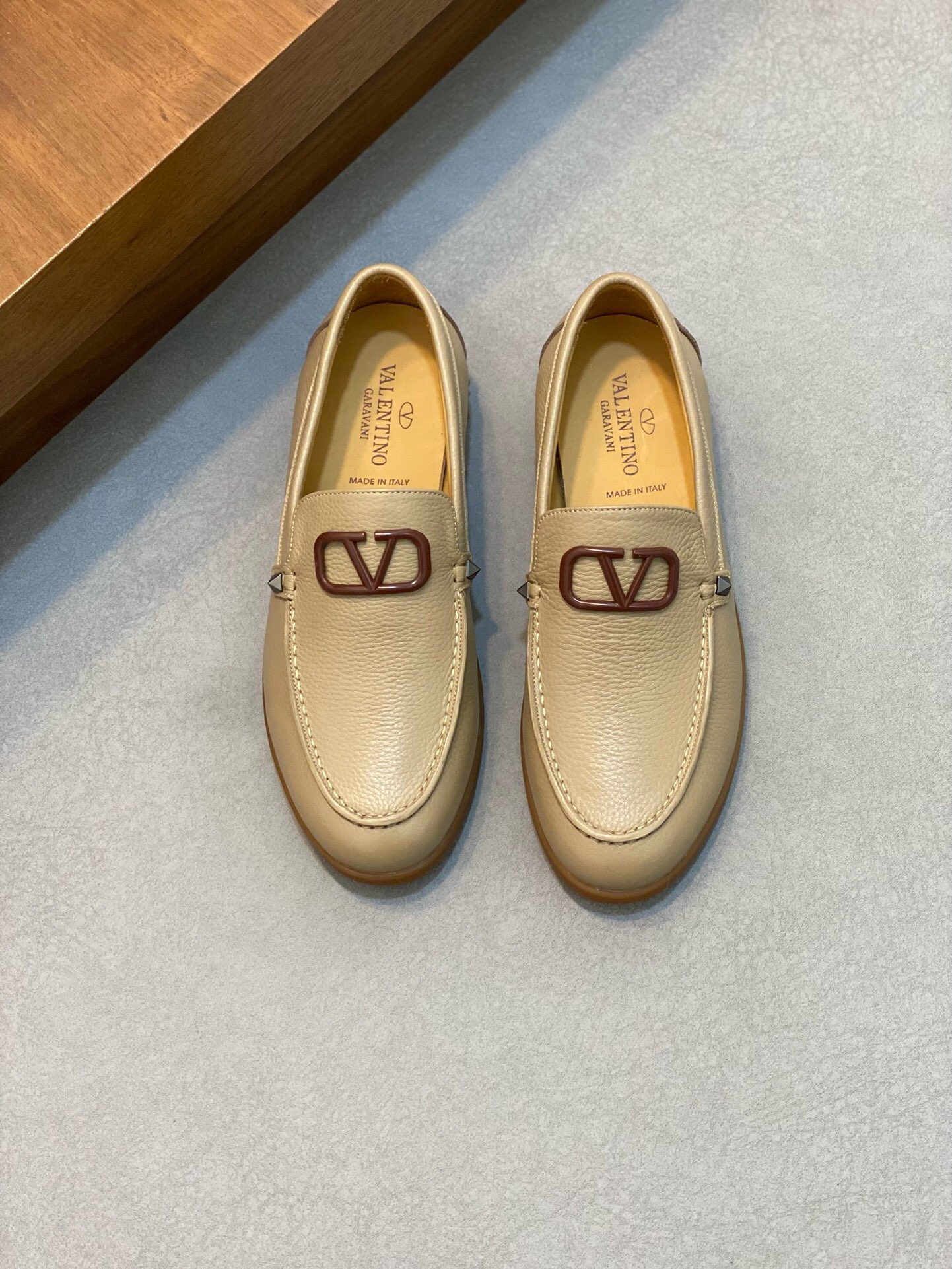 NO:218547,Brand VALENTINO Color Original Color Number 39-44 Customized 38.45 Price Material Valentino Casual Foot Shoes The same style of the counter is the best imported cowhide head layer cowhide inner cowhide foot pad style atmospheric footwear, perfect flow line, high quality workmanship 1:1 accurate reproduction, pure handmade to create a comfortable wearing experience Original private model rubber outsole, Valentino leather shoes, valentino, valentino, cowhide19860909品牌VALENTINO 颜色原版配色 码数39-44订做38.45 价格 材质华伦天奴休闲 套脚鞋 专柜同款优选进口牛皮头层牛皮内里牛皮垫脚版型大气上脚超有气质完美的流线高品质做工1:1精准复刻 纯手工打造舒适的穿着体验原版私模橡胶大底,华伦天奴皮鞋,valentino,valentino,cowhide,Men's shoes