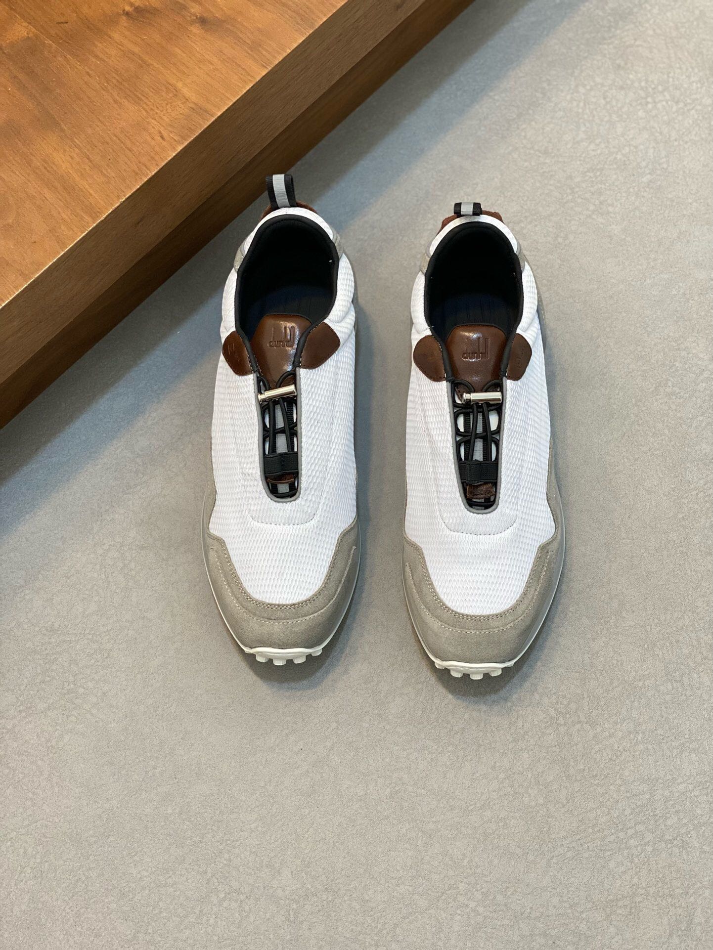 NO:218542,Brand dunhill color original color matching Size 38-44 Customized 45.46 Price Material Dunhill new style official website The same style of men's casual shoes. Legacy tennis sneakers are inspired by the casual style of the 1980s on the AW21 show, providing a modern style for retro tennis. This shoe is made of calfskin, and the tread pattern of the rubber sole is inspired by Dunhill's car tradition. The upper is made of gold foil embossed brand long tail logo, matched with details of serrated edges and contrasting racing stripes patterns, sneakers, cowhide19860909品牌dunhill 颜色原版配色 码数38-44定做45.46 价格 材质登喜路新款官网同款男士休闲板鞋新款.Legacy网球运动鞋灵感源于AW21秀场上的80年代休闲风,为复古网球提供了现代风格.这款鞋采用小牛皮制成,橡胶鞋底的胎面花纹灵感来自dunhill的汽车传统.鞋面采用金箔浮雕品牌长尾标识,搭配锯齿边缘的细节和对比色的赛车条纹图案,,sneakers,cowhide,Men's shoes