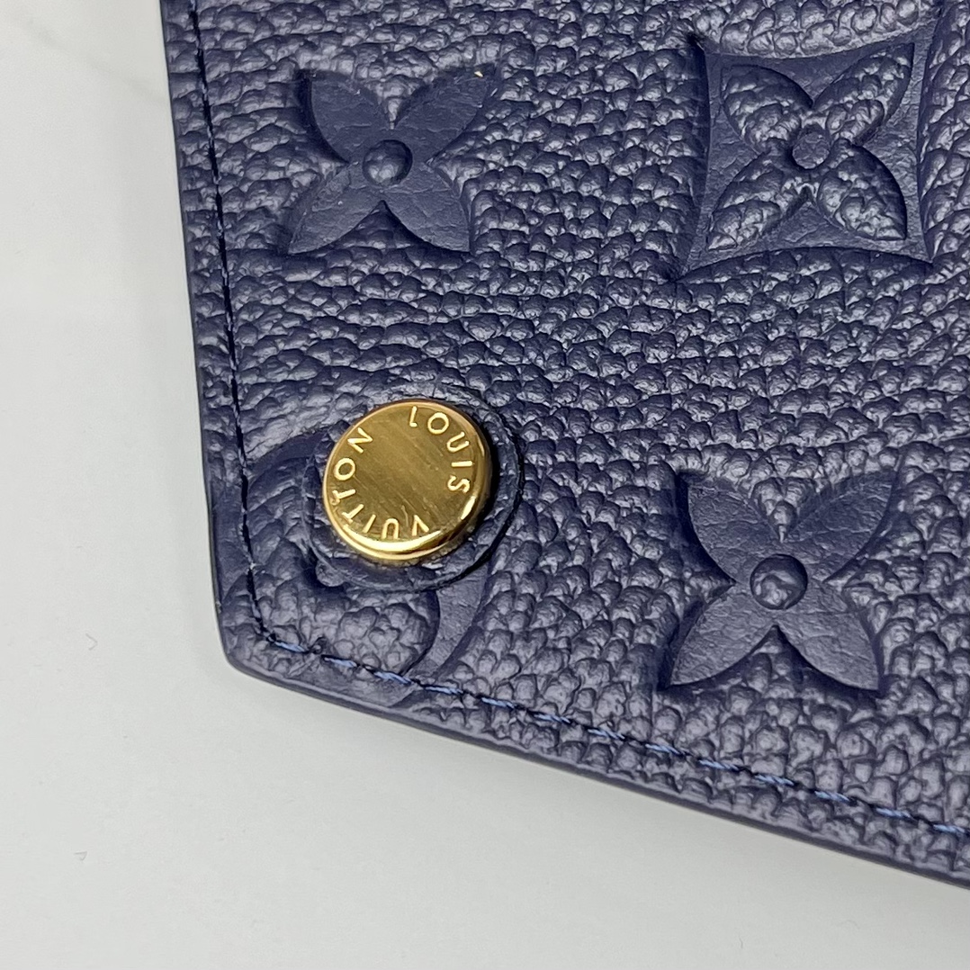 M83590蓝色钱夹采用奢华的压纹皮革制作风格时尚而极为实用的设计确保信用卡与私人财物安全存放取用便捷尺