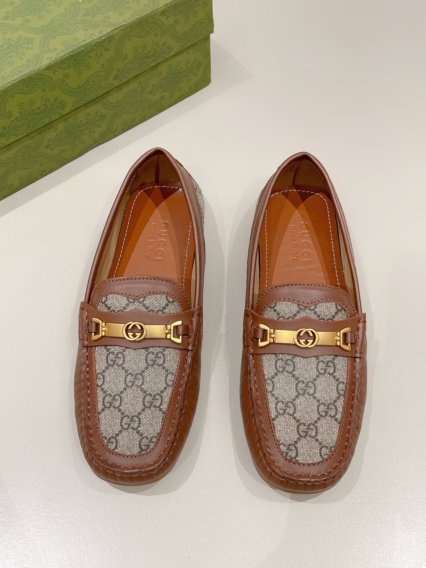 NO:773951,【G*】Original order -Alessandro series casual shoes. The palace level symbolizes the original imported calfskin upper. -Water-dyed cowhide lining with movable cowhide latex feet. -Original special outsole.19860909【G*】原单 -Alessandro系列便鞋 殿堂级别象征原厂进口小牛皮鞋面 -水染牛皮内里可活动牛皮乳胶垫脚 -原版特供大底 -码数:38-44（45,46订制不退不换） -P,,cowhide,Men's shoes