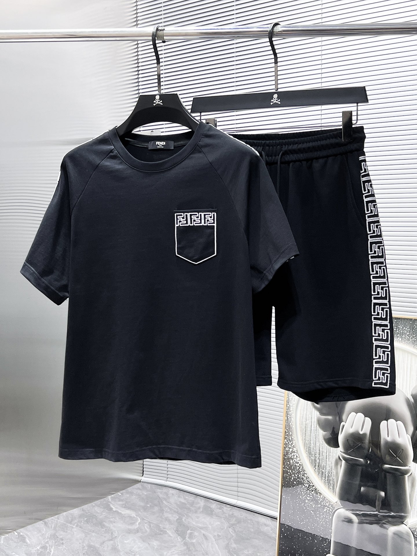 NO:135391,Fendi Fendi 2025ss summer new style casual short sleeve shorts pants suit, high-end version!  Customized fabrics for counters are breathable and comfortable, with impeccable details, and the brand element design concept reflects high quality. The feel is delicate and soft!  It is casually cut, with a great upper body style!  Code number M-3XL, fendi, fendi, shorts, T-shirt, alexander wang19860909芬迪 Fendi 2025ss夏季新款 休闲 短袖 短裤裤 套装,高端版本！专柜定制面料 透气舒适度高,细节无可挑剔,品牌元素设计理念,体现高品质.手感细腻柔软！呈现休闲裁剪,上身版型超赞！码数M-3XL,,fendi,fendi,shorts,T-shirt,alexander wang,Men's clothing