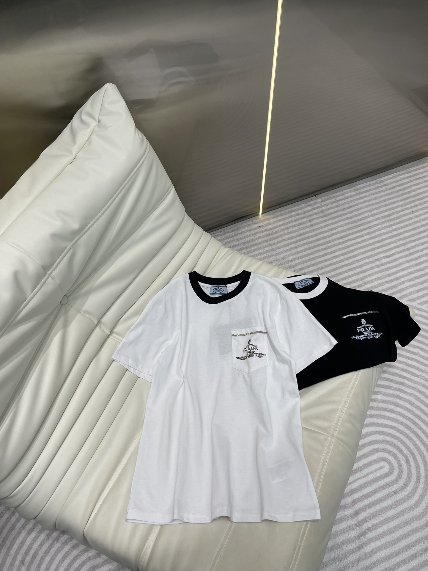 Prada Acheter Vêtements T-Shirt Noir Blanc Manches courtes