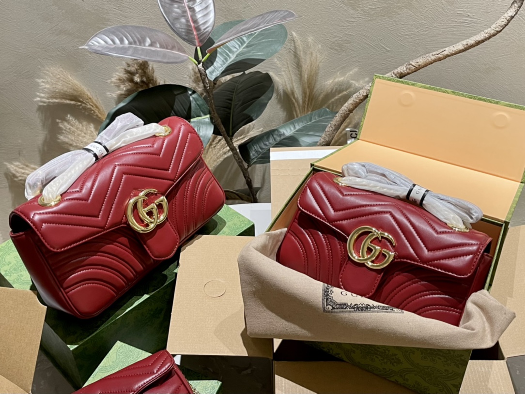 原厂皮🐆 / 折叠礼盒+官网外箱+全套证书包装 Gucci 新款 Marmont 今年大热的 安可拉红 迷人又热烈 散发出豪华优雅气 链带肩背包采用颇具结构感的柔软造型和超大号翻盖封口配以双 G 金属配件可滑动链条肩带有多种背法,可在肩背和手提之间自由转换采用波浪纹绗缝皮革 尺寸:22cm/26cm