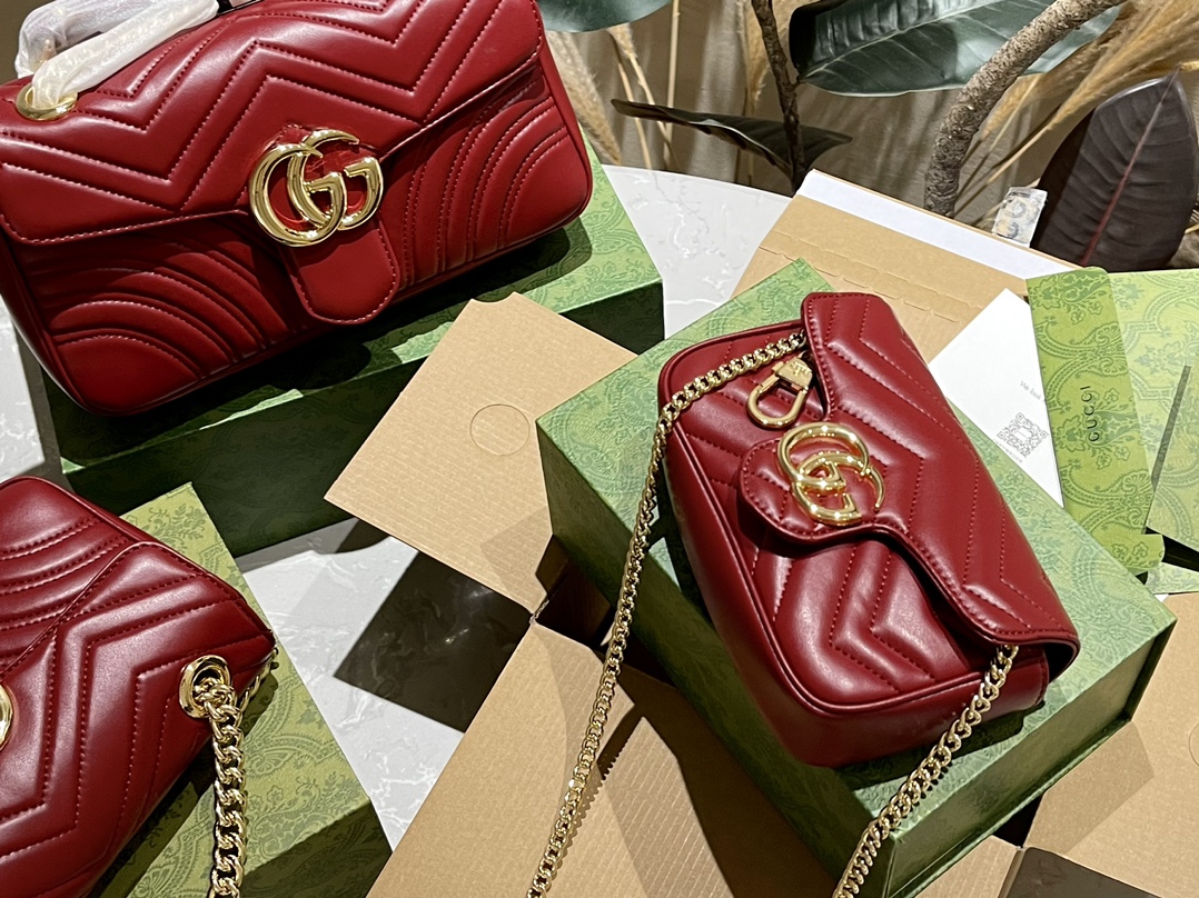 原厂皮🐆 折叠礼盒+官网外箱+全套证书包装 Gucci 新款 Mini Marmont 今年大热的 安可拉红 迷人又热烈 散发出豪华优雅气 链带肩背包采用颇具结构感的柔软造型和超大号翻盖封口配以双 G 金属配件可滑动链条肩带有多种背法,可在肩背和手提之间自由转换采用波浪纹绗缝皮革 尺寸:Mini 16.5cm