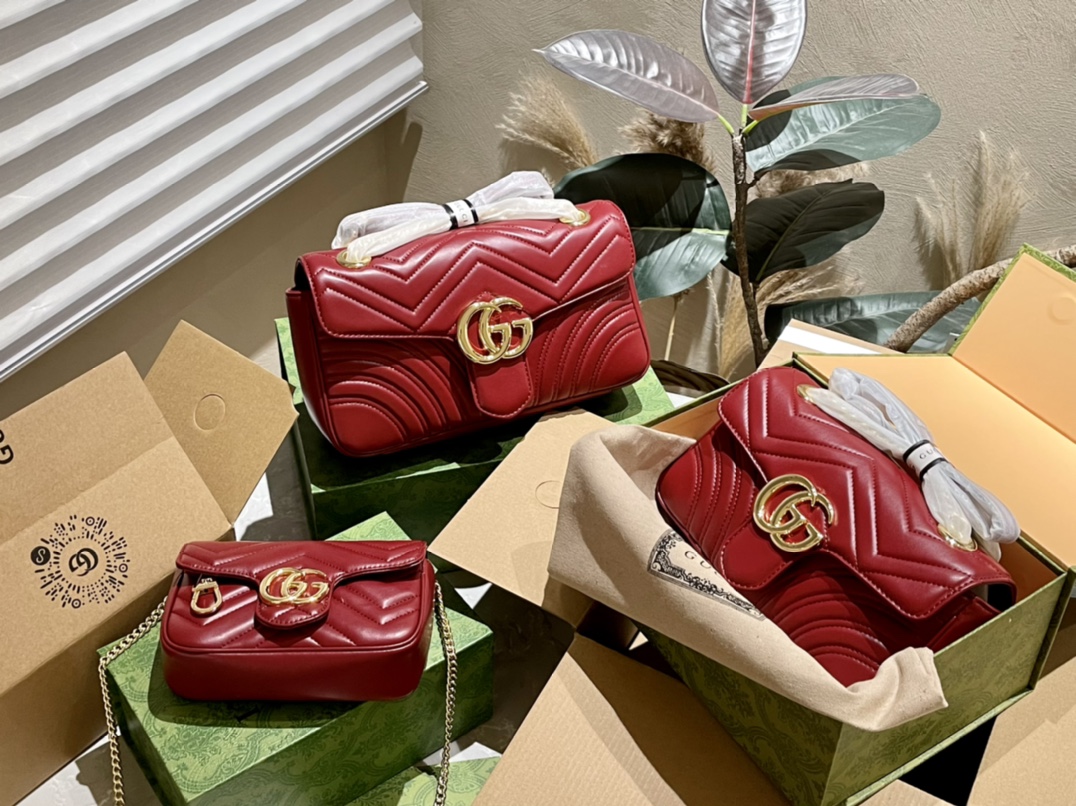 原厂皮🐆 / / 折叠礼盒+官网外箱+全套证书包装 Gucci 新款 Mini Marmont 今年大热的 安可拉红 迷人又热烈 散发出豪华优雅气 链带肩背包采用颇具结构感的柔软造型和超大号翻盖封口配以双 G 金属配件可滑动链条肩带有多种背法,可在肩背和手提之间自由转换采用波浪纹绗缝皮革 尺寸:26cm/22cm/16.5cm