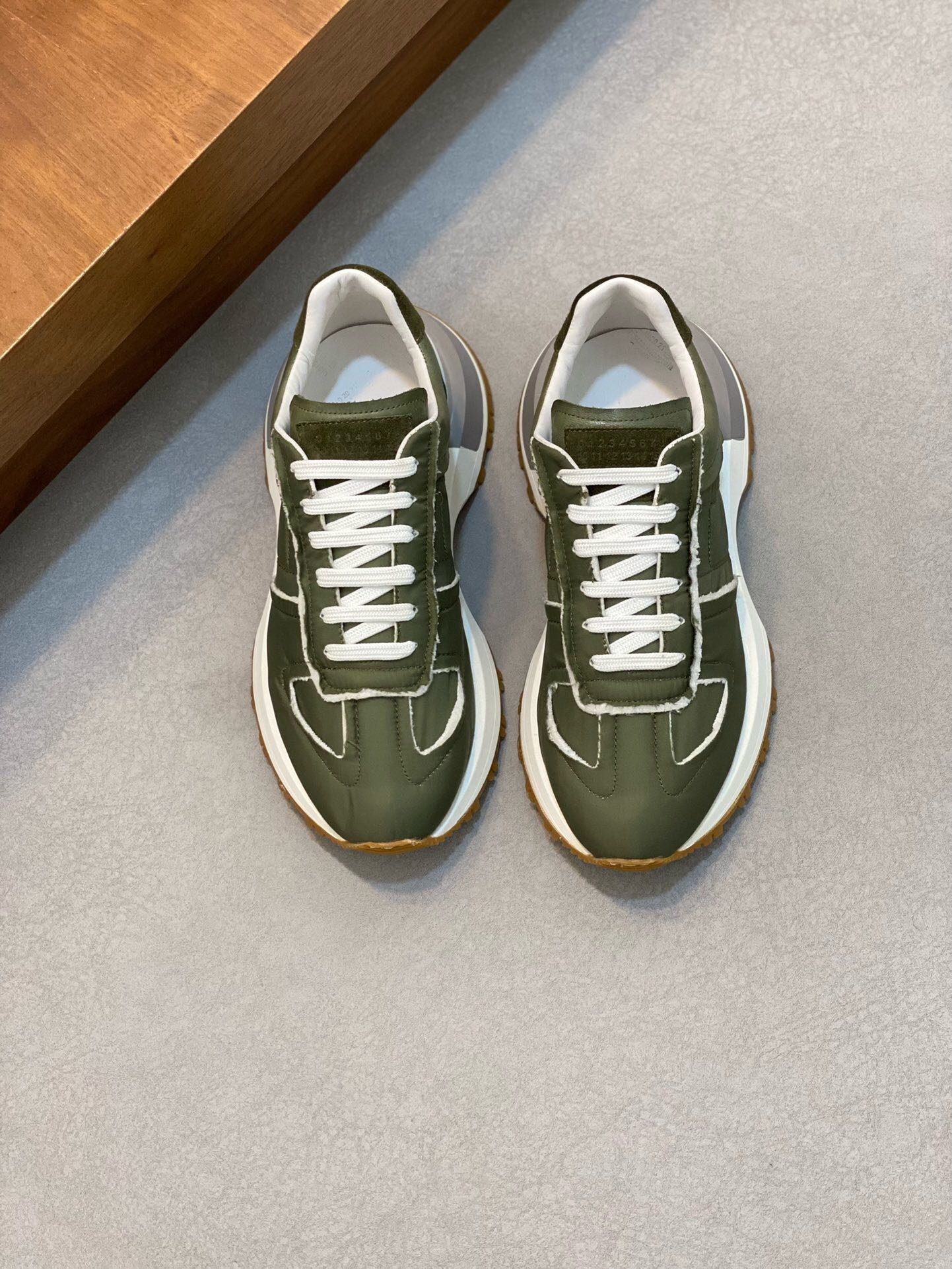 NO:216807,Brand Maison Margiela original color matching, size 39-44 customized 38.45 Price Material Shengzi New style casual shoes super high quality high-end supply MM6 maison margiela Desert shoes, maison margiela is the first brand to bring Desert shoes into fashionable shoes. Purchase the original version to disassemble and make, the last shape and material are customized according to the original version, the upper top layer cowhide, beef tendon sole, inner foot pad water dyed cowhide, Labon last craftsmanship!  Super soft and comfortable on the feet!  ,masion margiela,cowhide19860909品牌Maison Margiela 颜色原版配色 码数39-44定做38.45 价格 材质圣子新款 休闲鞋超高品质 高端货源 MM6 maison margiela德训鞋,maison margiela是最早把德训鞋带入时尚鞋履的品牌.购入原版拆解制作,楦型&材质均按原版订制,鞋面头层牛皮打造,牛筋鞋底,内里垫脚水染牛皮,拉邦套楦工艺！上脚超柔软舒适！,,masion margiela,cowhide,Men's shoes