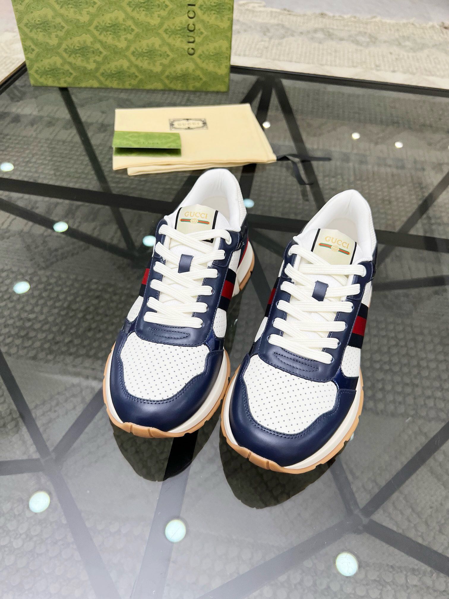 NO:218236,Brand G U C C I Color Original Color Code Number 38-44 Standard Code Price Material Guqi Top-notch · Original Individual Product!  Premium and trendy men's sports and casual shoes!  A unique personality!  The upper is made of imported cowhide with Guqi printed logo spliced ​​cowhide inner lining. The original molded sole is high-quality and worthy of possession. Guqi casual shoes, cowhide19860909品牌G U C C I 颜色原版配色 码数38-44标准码 价格 材质古奇顶级·原单货！精品好货潮男运动休闲鞋！与众不同的个性！鞋面采用进口牛皮搭配古奇印花logo拼接牛皮内里 原版开模大底、高品质值得拥有,古奇 休闲鞋,cowhide,Men's shoes