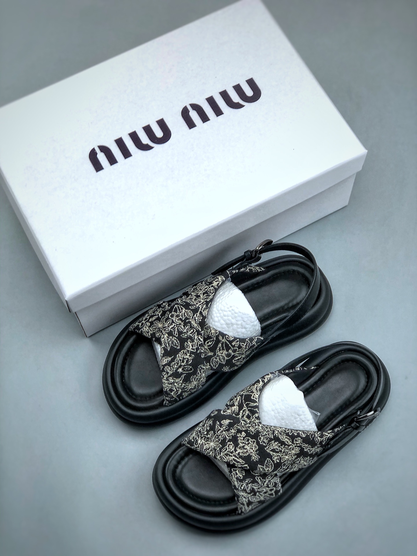 240 意大利奢侈品牌/缪缪Miu Miu 系列低帮经典复古休闲运动凉鞋