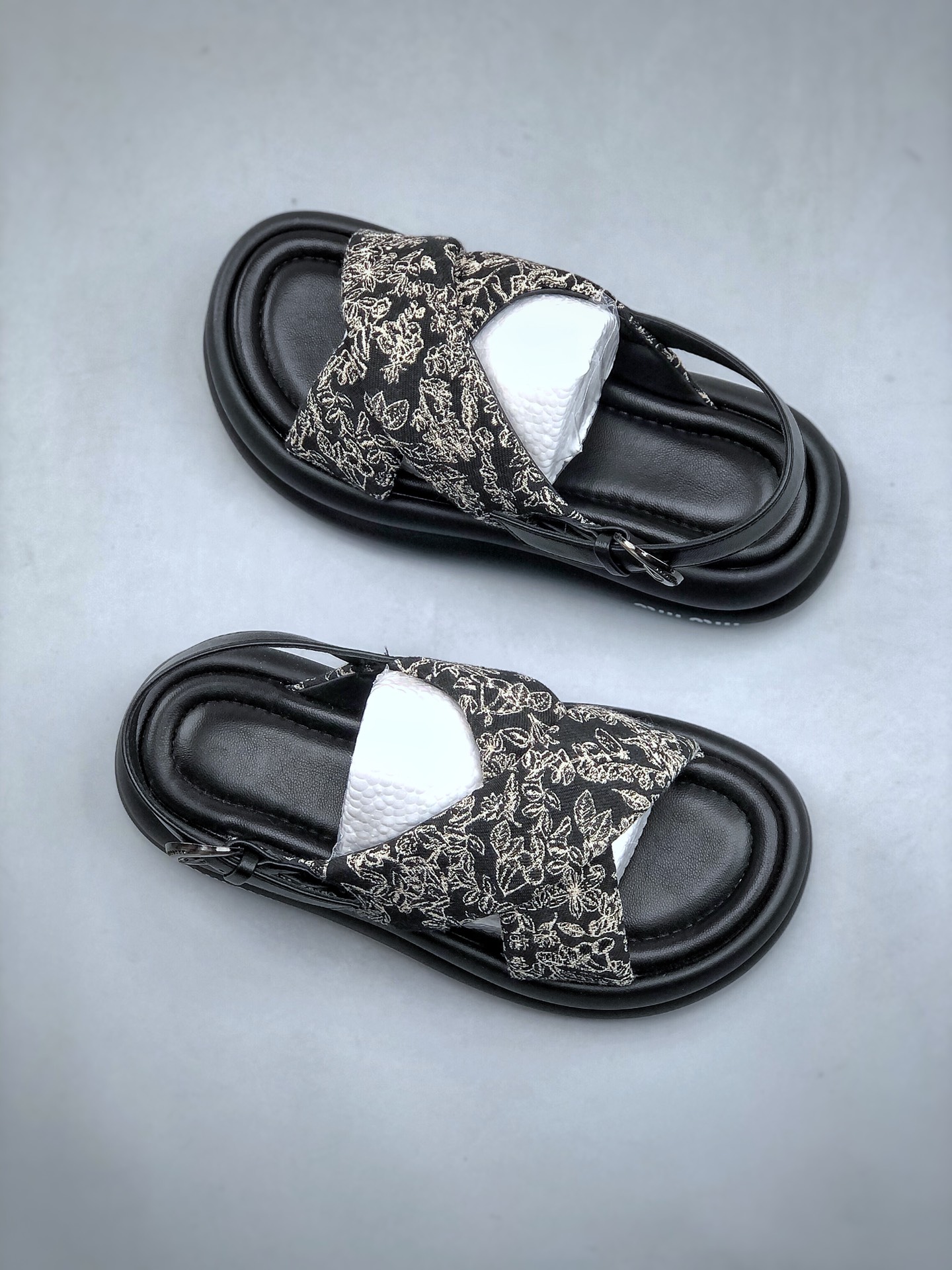 240 意大利奢侈品牌/缪缪Miu Miu 系列低帮经典复古休闲运动凉鞋