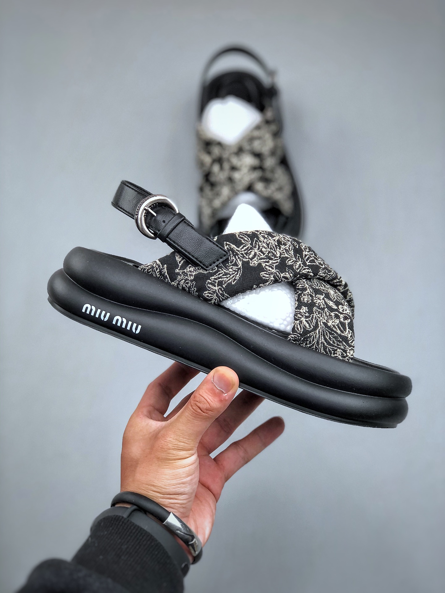 240 意大利奢侈品牌/缪缪Miu Miu 系列低帮经典复古休闲运动凉鞋