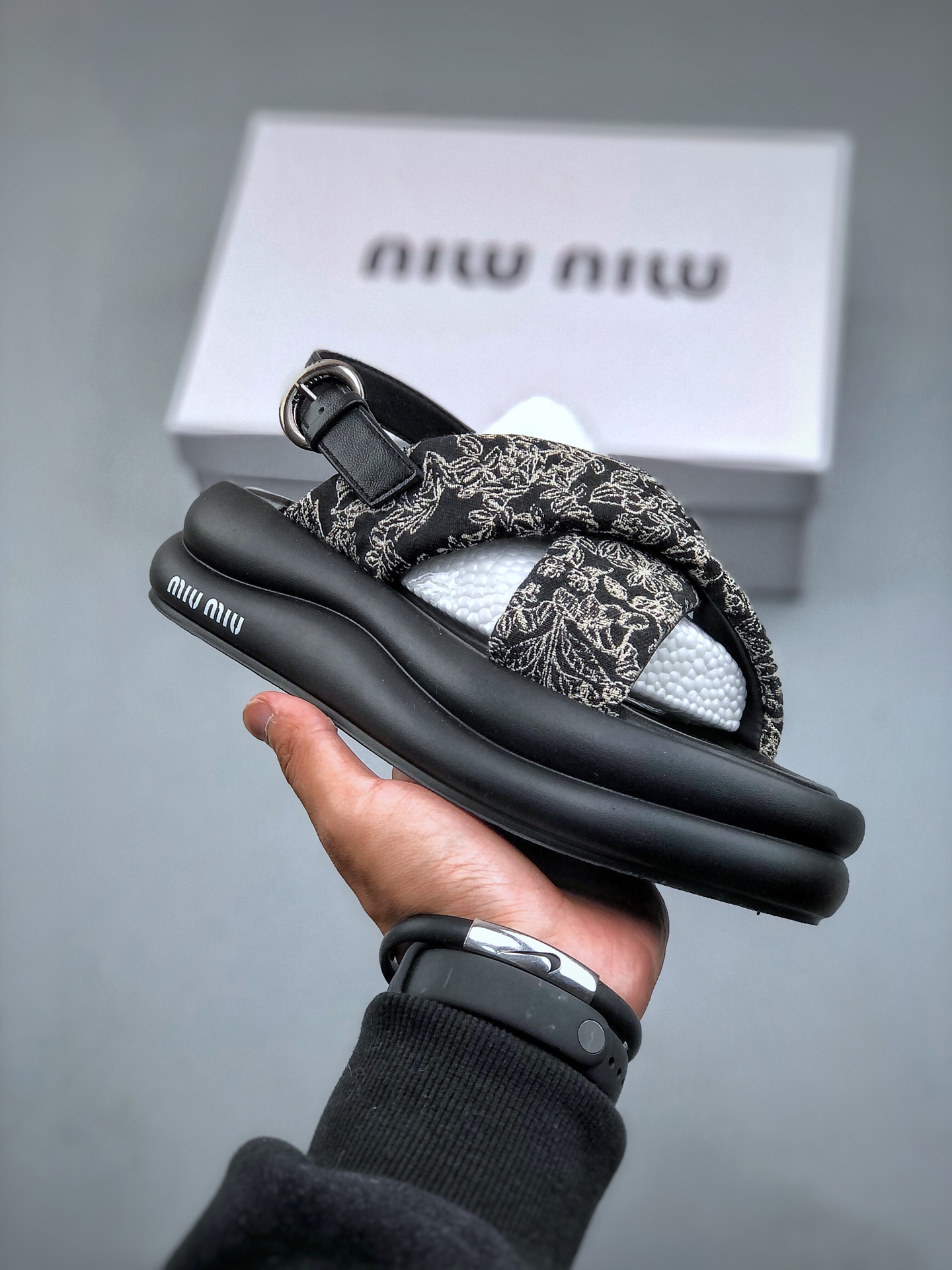 240 意大利奢侈品牌/缪缪Miu Miu 系列低帮经典复古休闲运动凉鞋