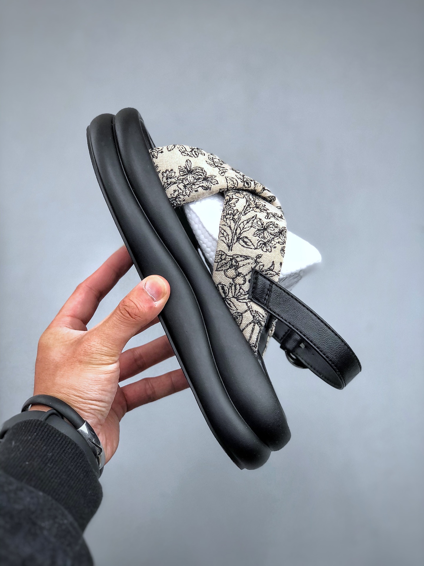 240 T/意大利奢侈品牌/缪缪Miu Miu 系列低帮经典复古休闲运动凉鞋