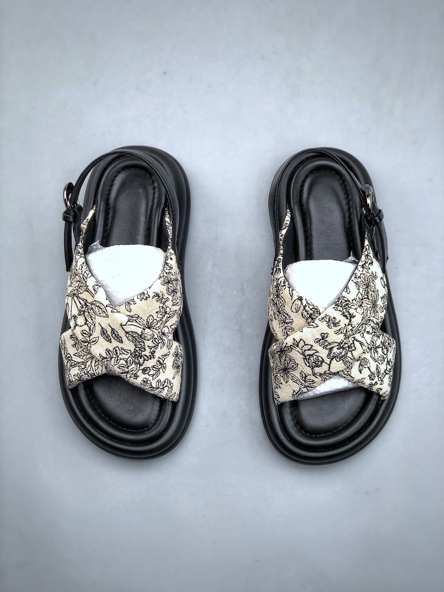 240 T/意大利奢侈品牌/缪缪Miu Miu 系列低帮经典复古休闲运动凉鞋