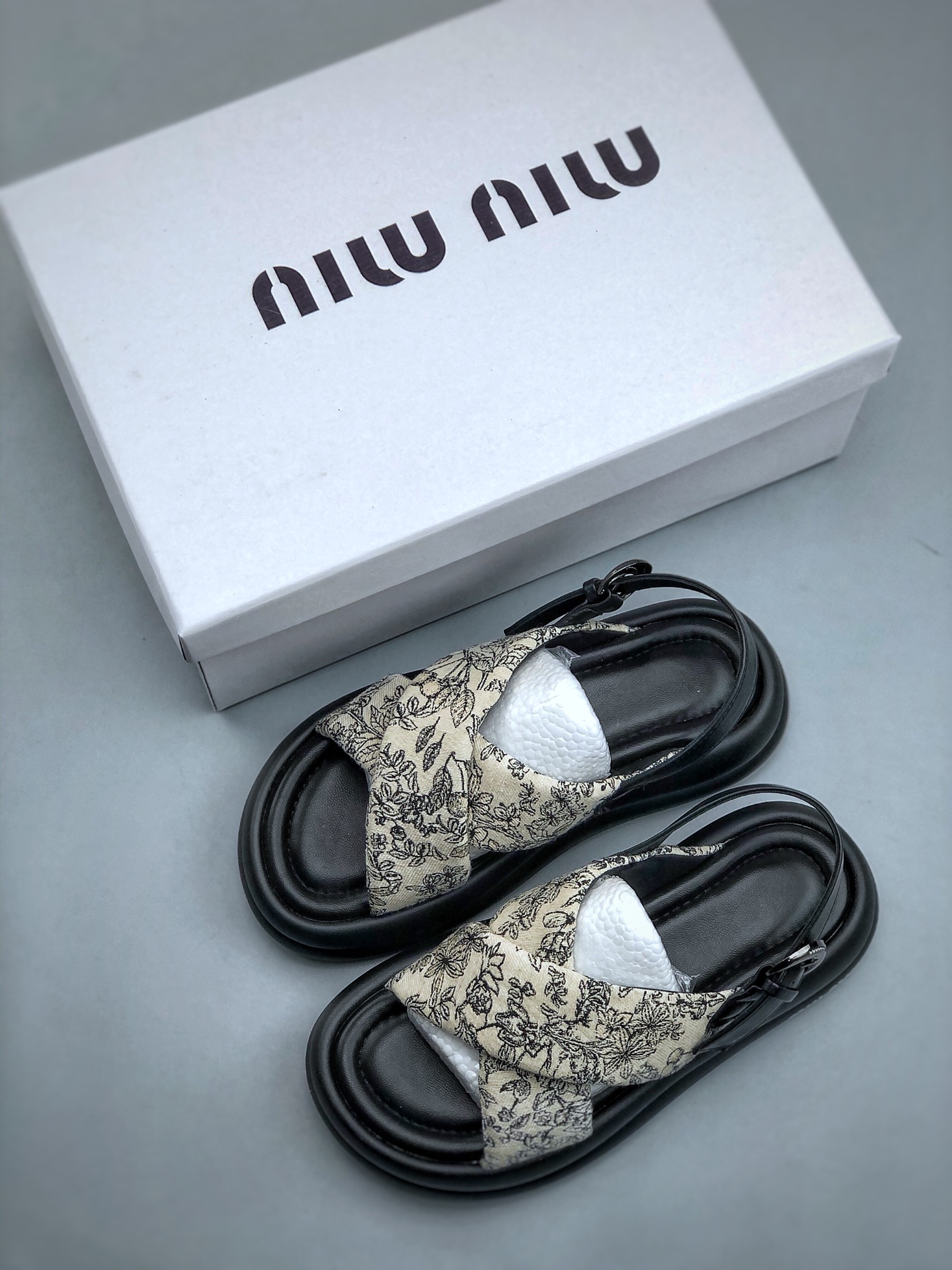 240 T/意大利奢侈品牌/缪缪Miu Miu 系列低帮经典复古休闲运动凉鞋