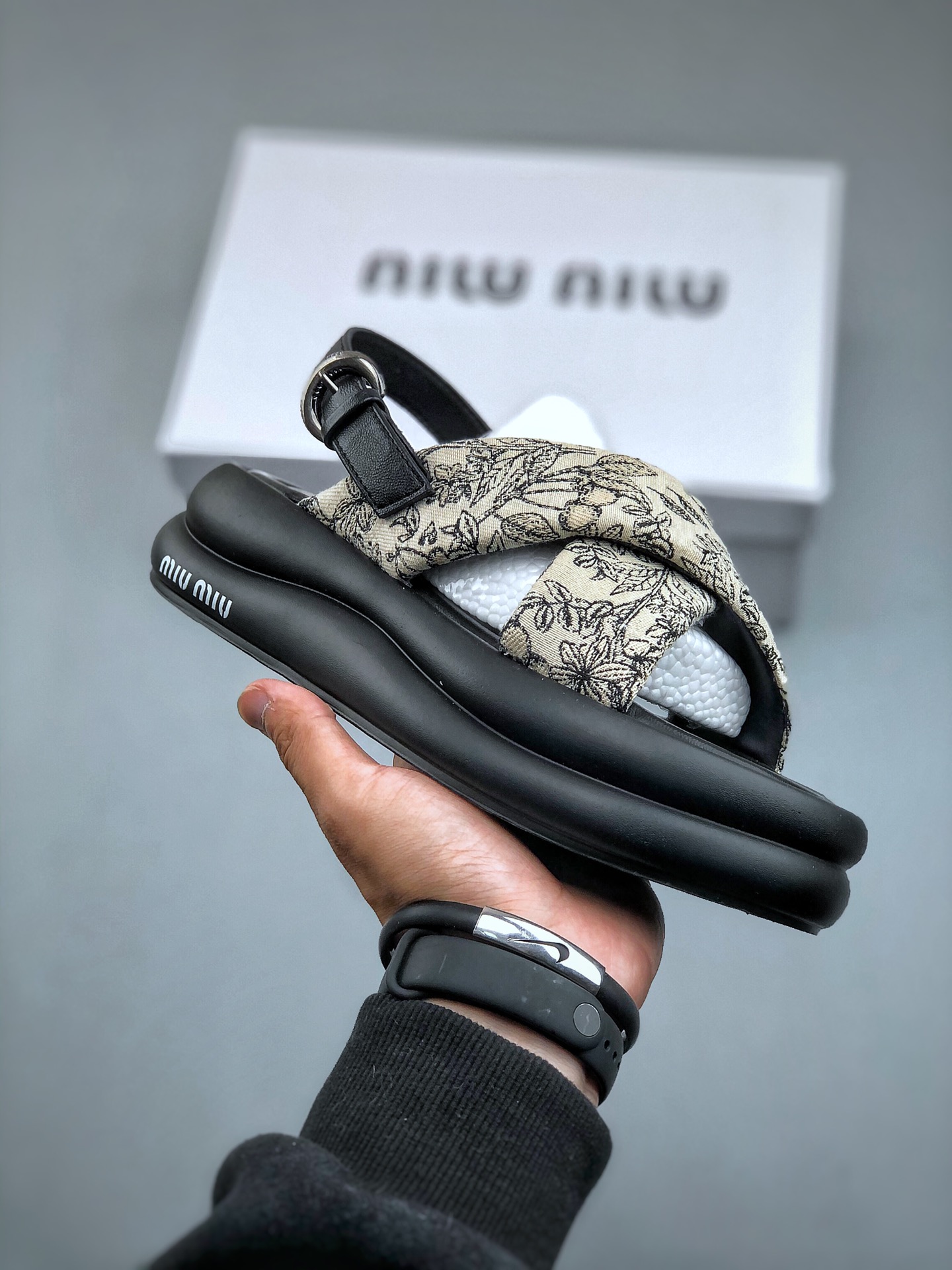 240 T/意大利奢侈品牌/缪缪Miu Miu 系列低帮经典复古休闲运动凉鞋