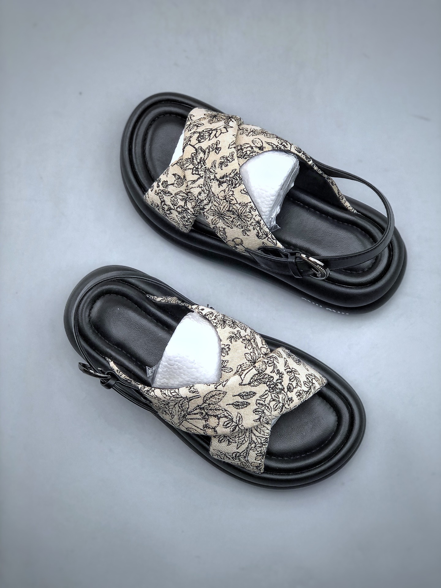 240 T/意大利奢侈品牌/缪缪Miu Miu 系列低帮经典复古休闲运动凉鞋
