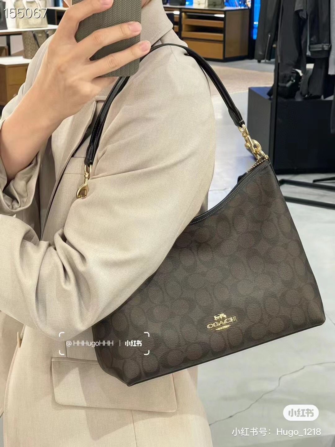 1 Coach CR149 纯原laurel系列流浪包 单肩斜挎包。火的一塌糊涂，经典奶茶色老花料配棕色头层牛皮材质，配长短两根肩带，手拎单肩斜挎都可以，慵懒造型，开口弧形设计，容量超大，颜值与实用性并存，四季通用，百搭各种风格，简直是日常出行的神器。
尺寸：28×18×11cm
