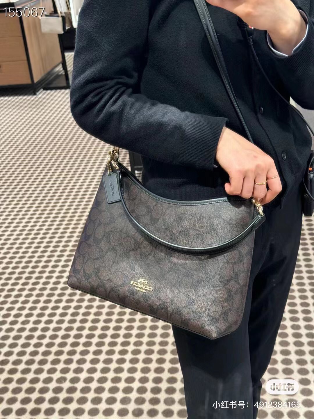 1 Coach CR149 纯原laurel系列流浪包 单肩斜挎包。火的一塌糊涂，经典奶茶色老花料配棕色头层牛皮材质，配长短两根肩带，手拎单肩斜挎都可以，慵懒造型，开口弧形设计，容量超大，颜值与实用性并存，四季通用，百搭各种风格，简直是日常出行的神器。
尺寸：28×18×11cm