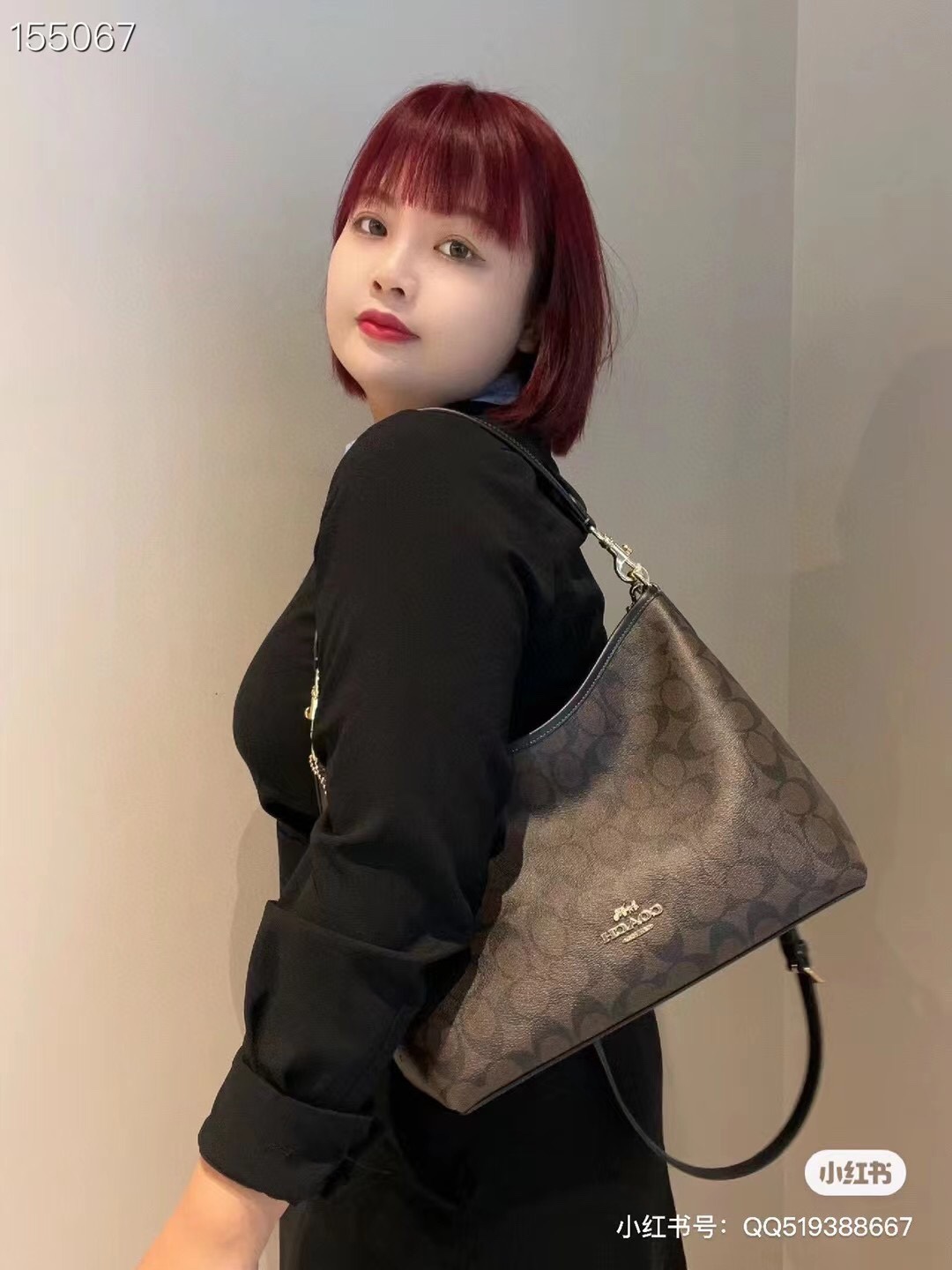 1 Coach CR149 纯原laurel系列流浪包 单肩斜挎包。火的一塌糊涂，经典奶茶色老花料配棕色头层牛皮材质，配长短两根肩带，手拎单肩斜挎都可以，慵懒造型，开口弧形设计，容量超大，颜值与实用性并存，四季通用，百搭各种风格，简直是日常出行的神器。
尺寸：28×18×11cm
