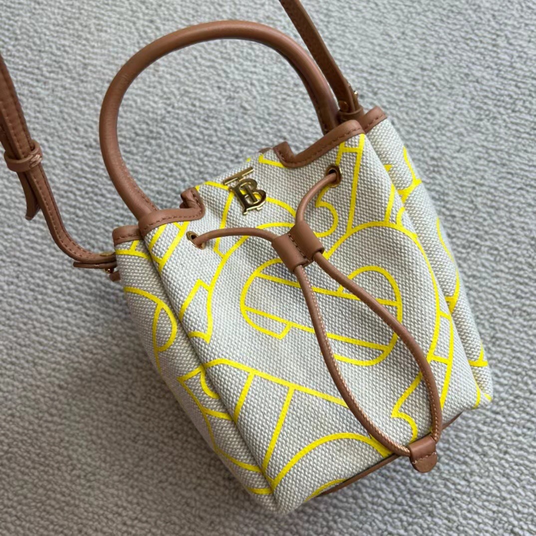 Burberry High-end details for deliveryBabies close your eyes to receive the goodsMini bucket bag, canvas and cowhide material, drawstring design