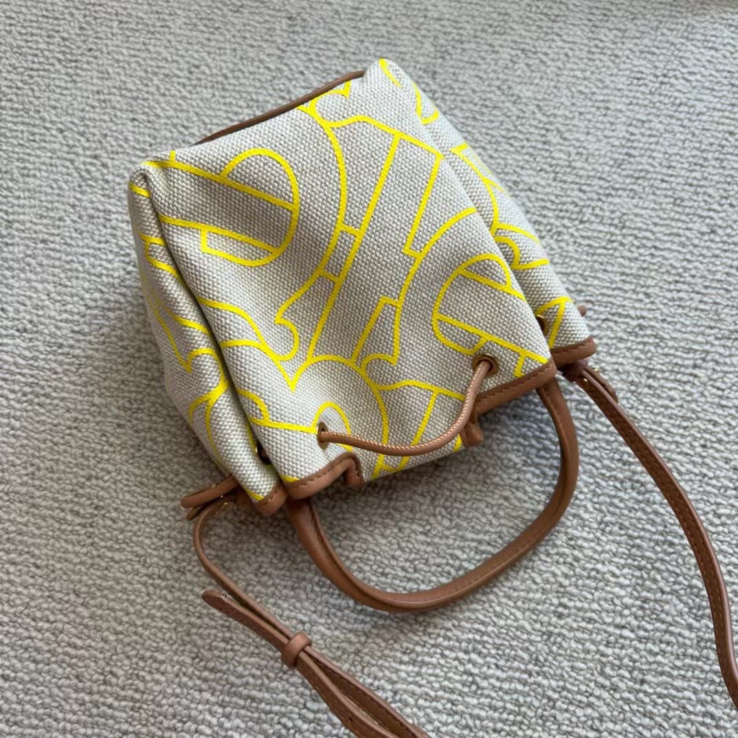 Burberry High-end details for deliveryBabies close your eyes to receive the goodsMini bucket bag, canvas and cowhide material, drawstring design