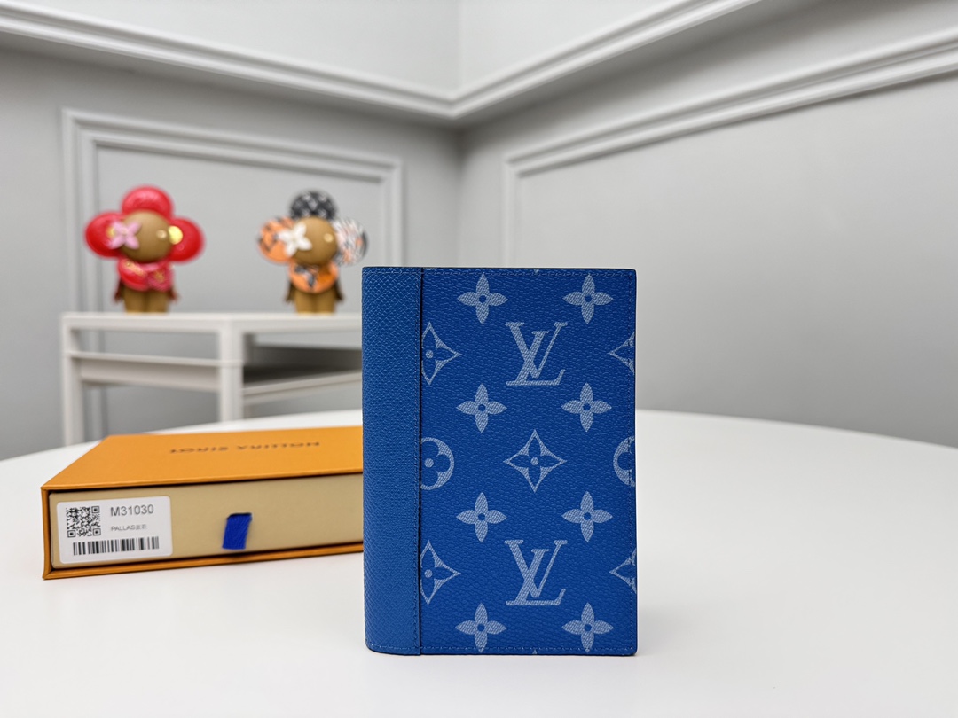 NO:672758,[Top original order] M31030 This passport holder sets the tone of the Tagarama series with elegant style and practical details. It is dyed in eye-catching new colors for classic Monogram canvas and Taga embossed cow leather. The card compartment and pockets are convenient for storing receipts and other small items. Size: 10 x 14 x 2.5cm., LV wallet, louis vuitton, wallets, cowhide19860909【顶级原单】M31030本款护照套以雅致风格和实用细节谱写Tagarama 系列基调,为经典 Monogram 帆布和 Taga 压纹牛皮革浸染瞩目新色.卡片夹层和口袋方便收纳票据等随身小物.尺寸:10 x 14 x 2.5cm.,LV钱包,louis vuitton,wallets,cowhide,欧美剧